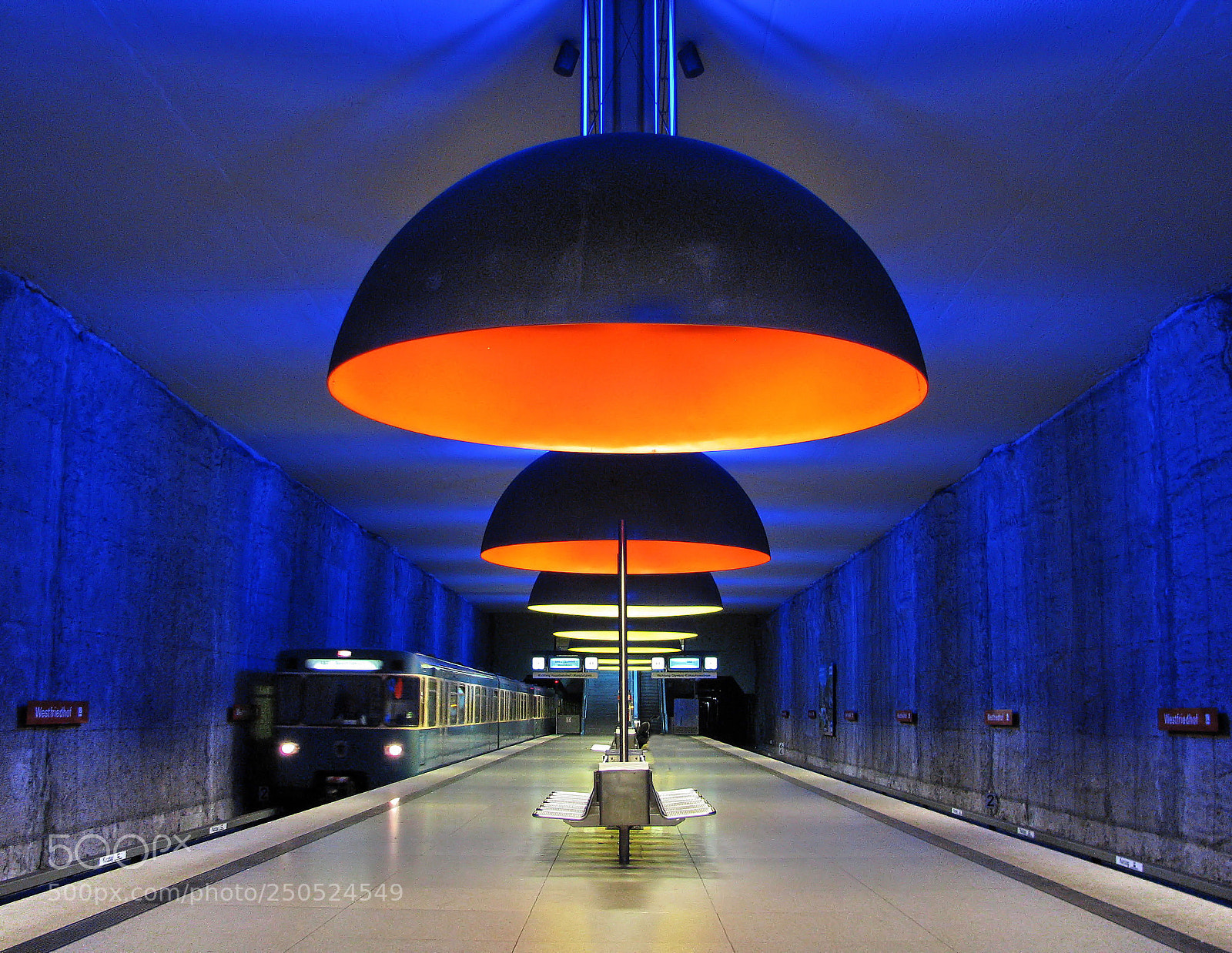 Canon POWERSHOT S5 IS sample photo. Metro munich photography