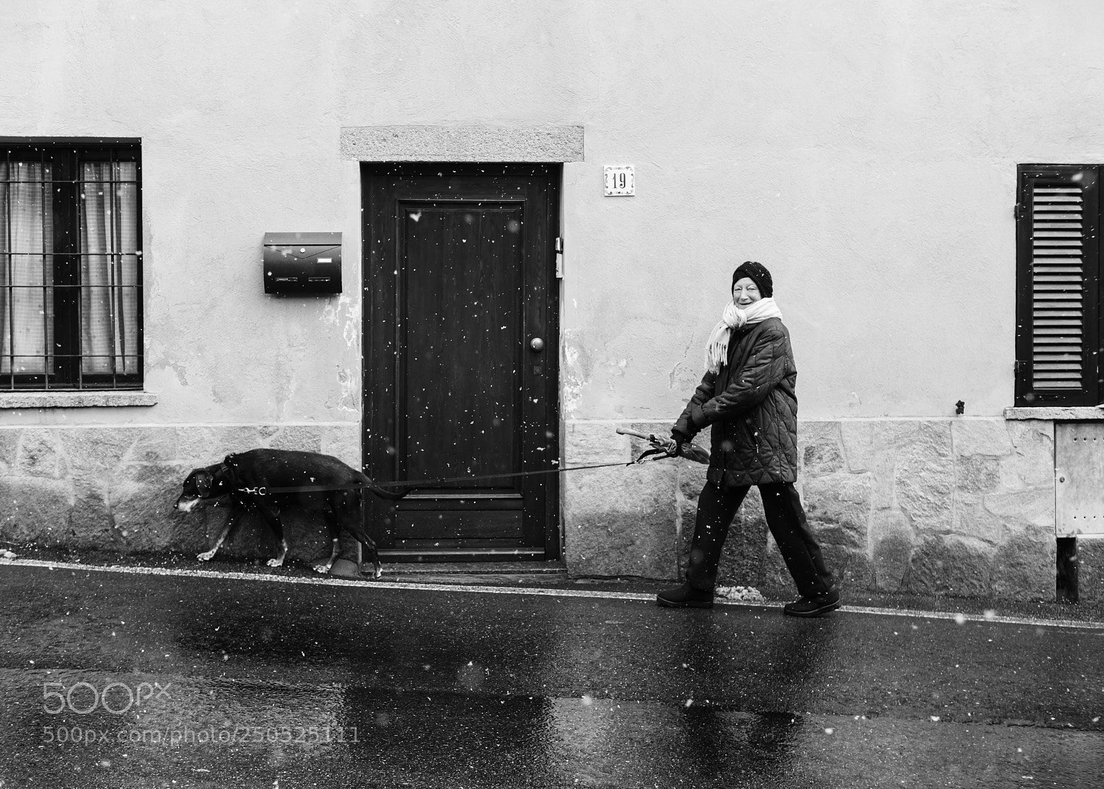 Panasonic Lumix DMC-GX85 (Lumix DMC-GX80 / Lumix DMC-GX7 Mark II) sample photo. Urban people grandma and photography