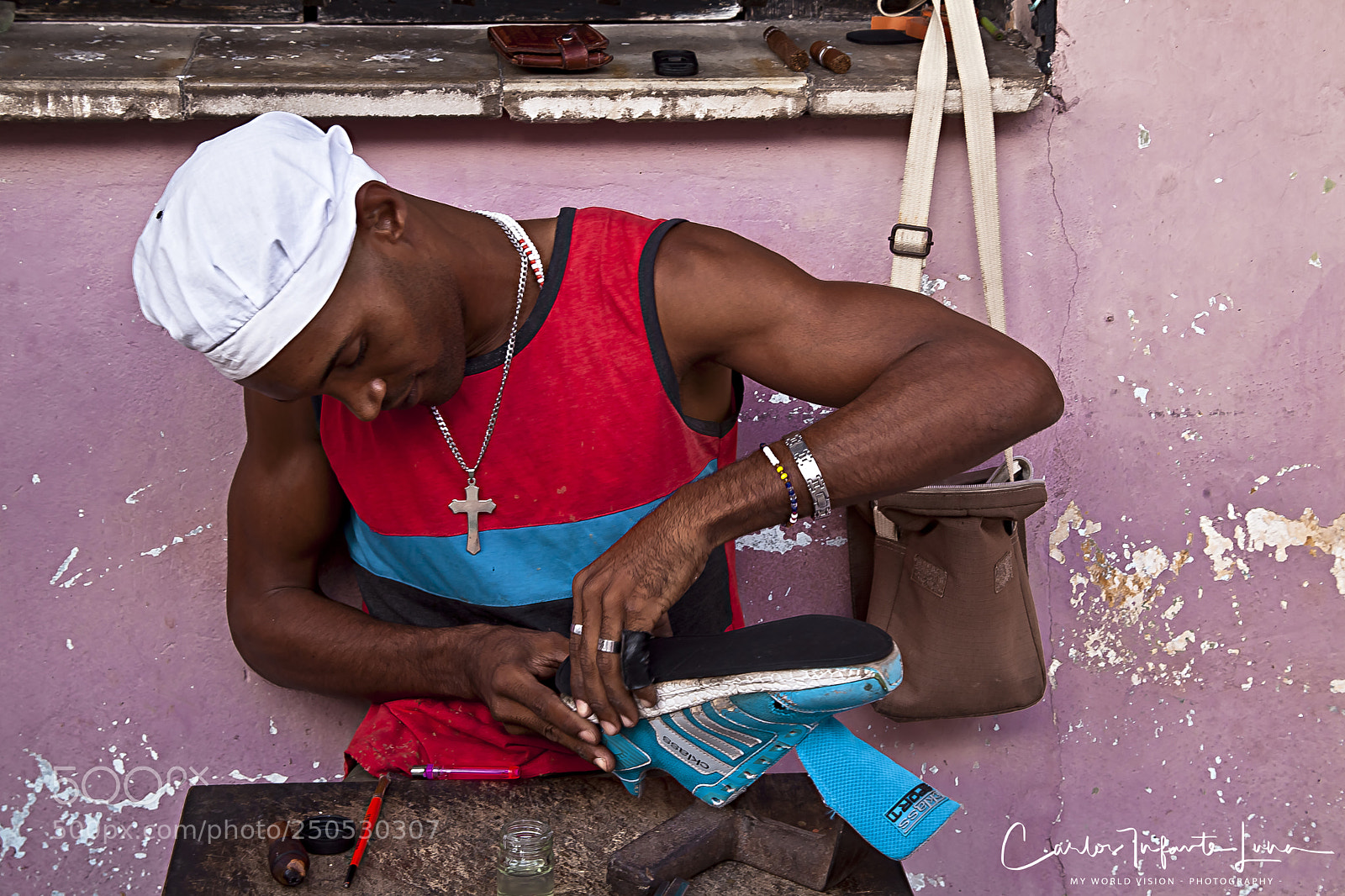 Canon EOS 5D Mark II sample photo. Omar, un zapatero a photography