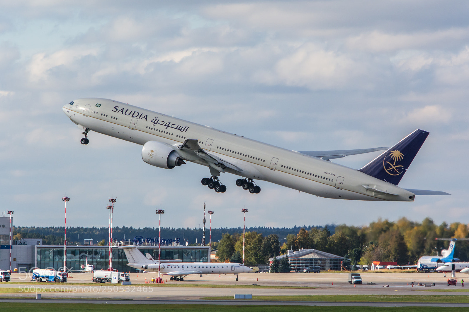 Nikon D5200 sample photo. Boeing 777 saudia photography