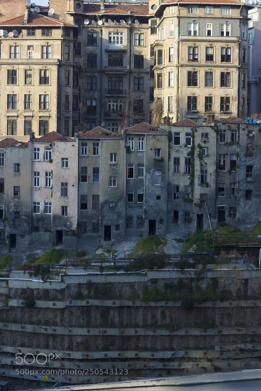 Canon EOS 600D (Rebel EOS T3i / EOS Kiss X5) sample photo. A slice of building photography