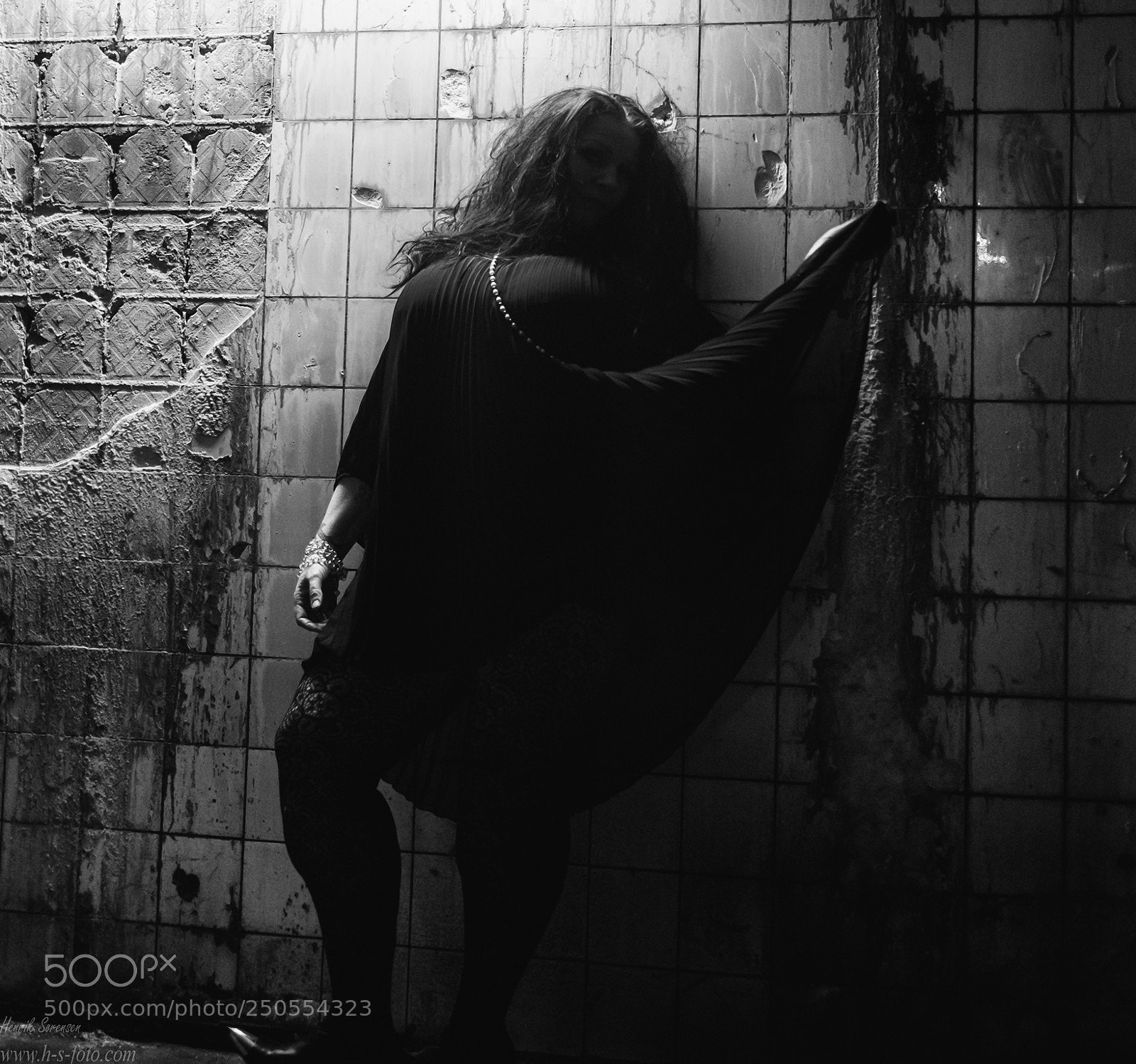 Fujifilm X-T1 sample photo. Woman in the darkness photography