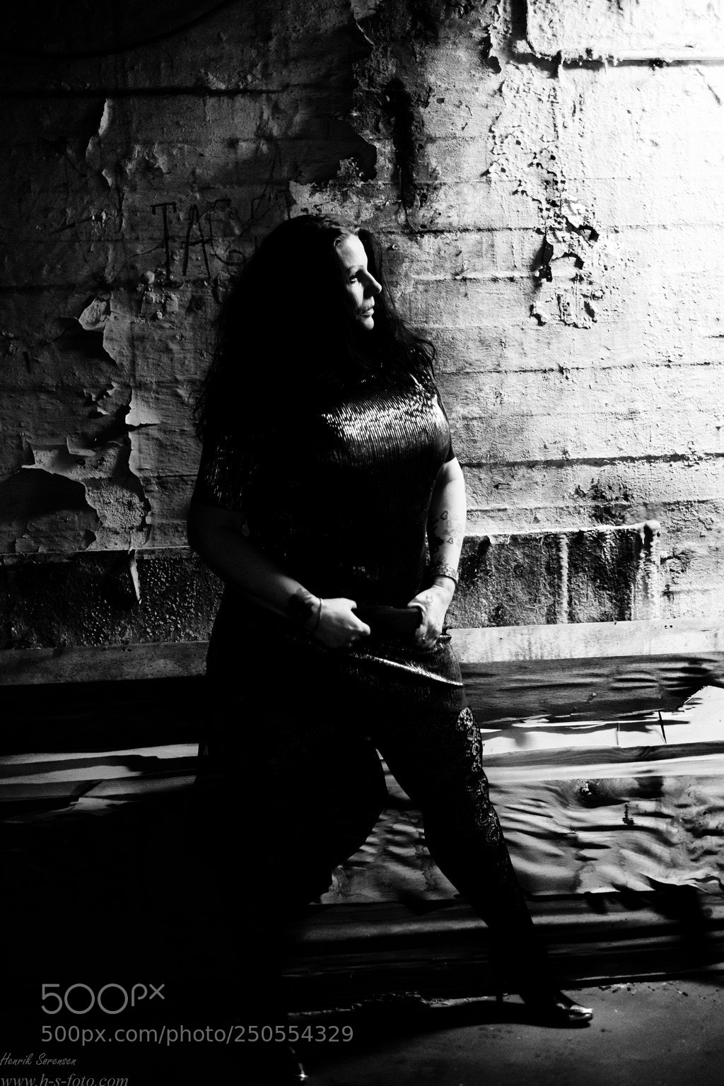 Fujifilm X-T1 sample photo. Woman in the darkness photography