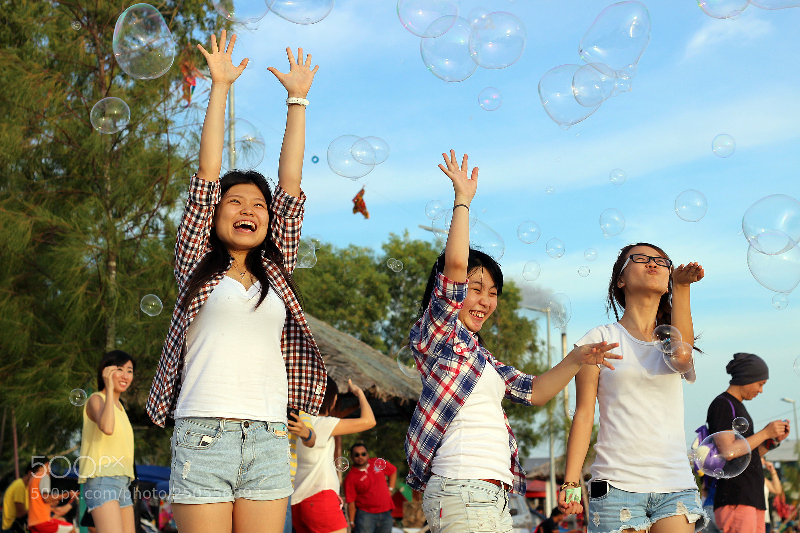 Canon EOS 600D (Rebel EOS T3i / EOS Kiss X5) sample photo. Bubbly bubble girls photography