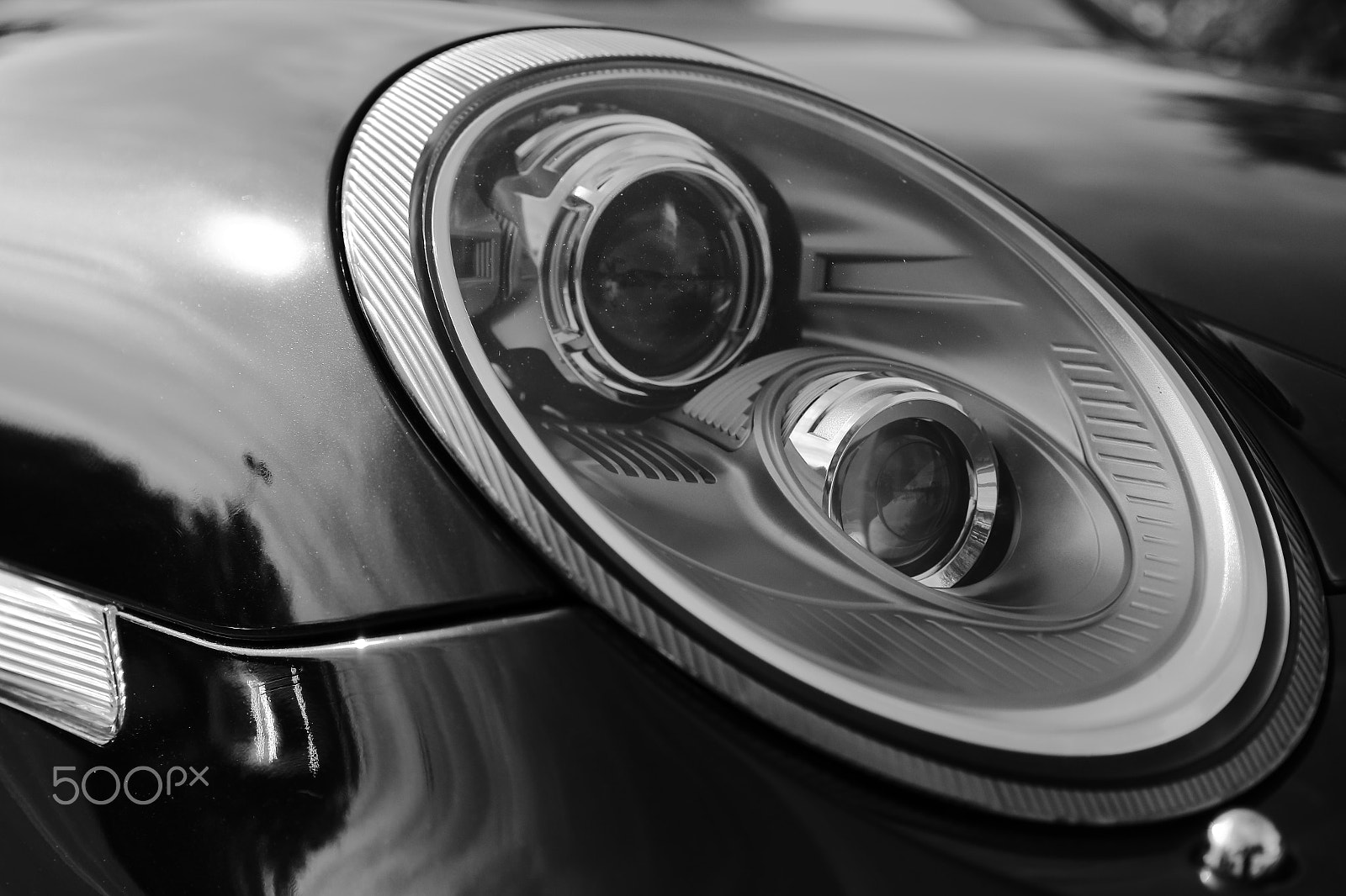 Canon EOS 70D + Canon EF-S 17-55mm F2.8 IS USM sample photo. Gt3 headlight in b/w photography