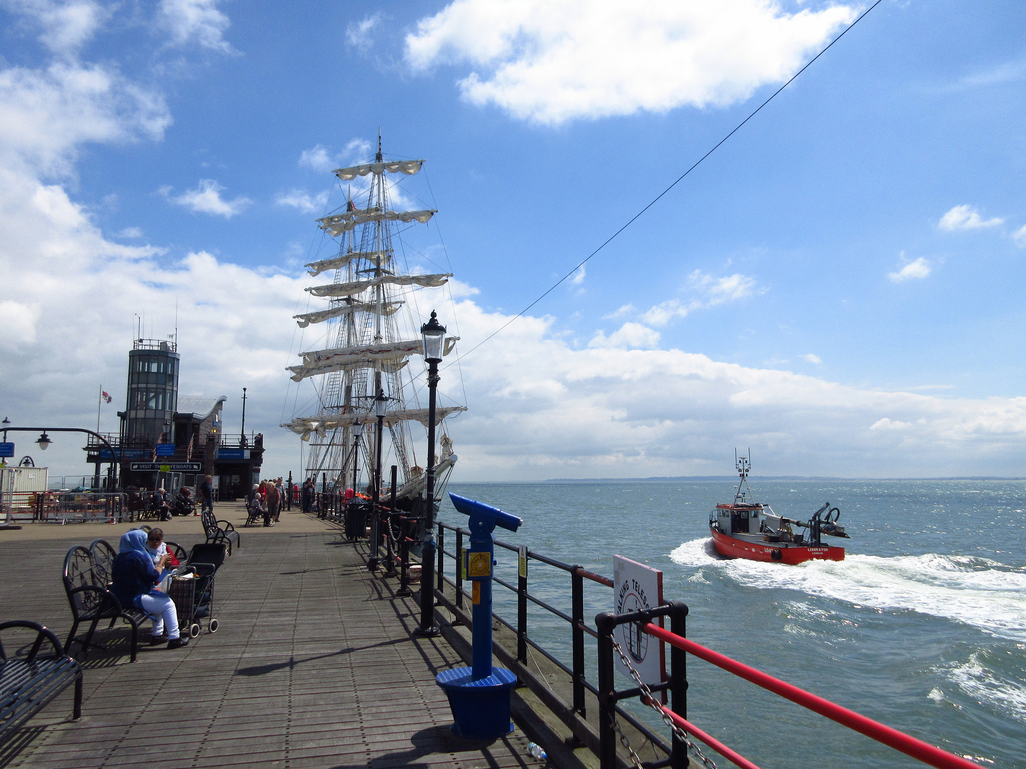 Canon PowerShot ELPH 350 HS (IXUS 275 HS / IXY 640) sample photo. Southend pier head, essex photography