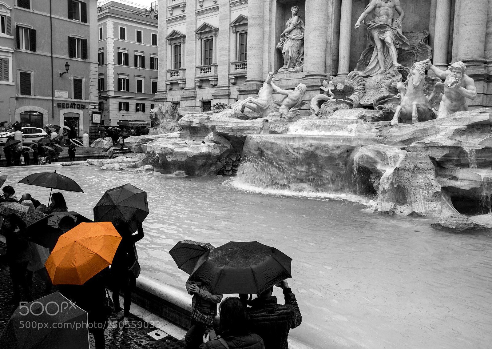 Canon EOS 70D sample photo. Rainy trevi fountain photography