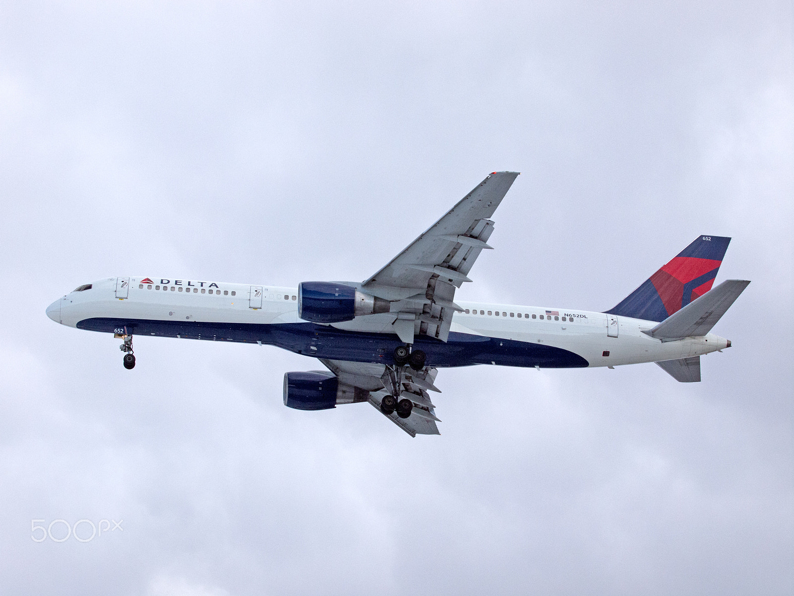 Olympus E-5 sample photo. Delta airlines boeing b-757-200 photography