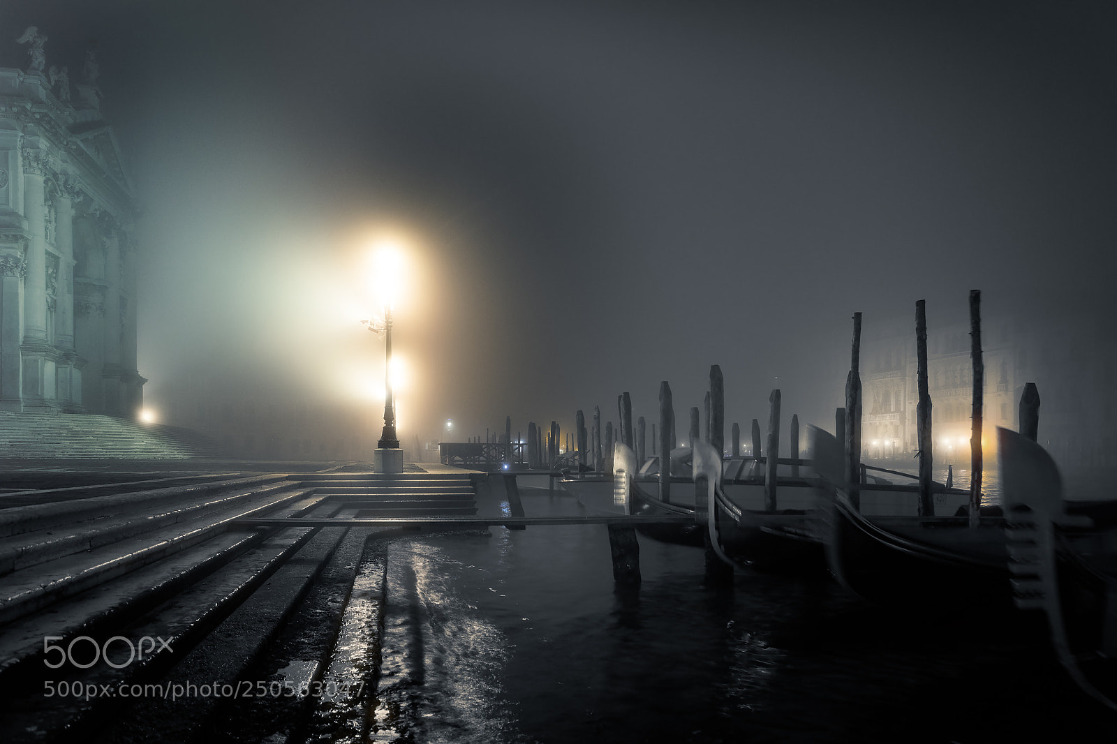 Canon EOS 5D Mark IV sample photo. Venetian night photography