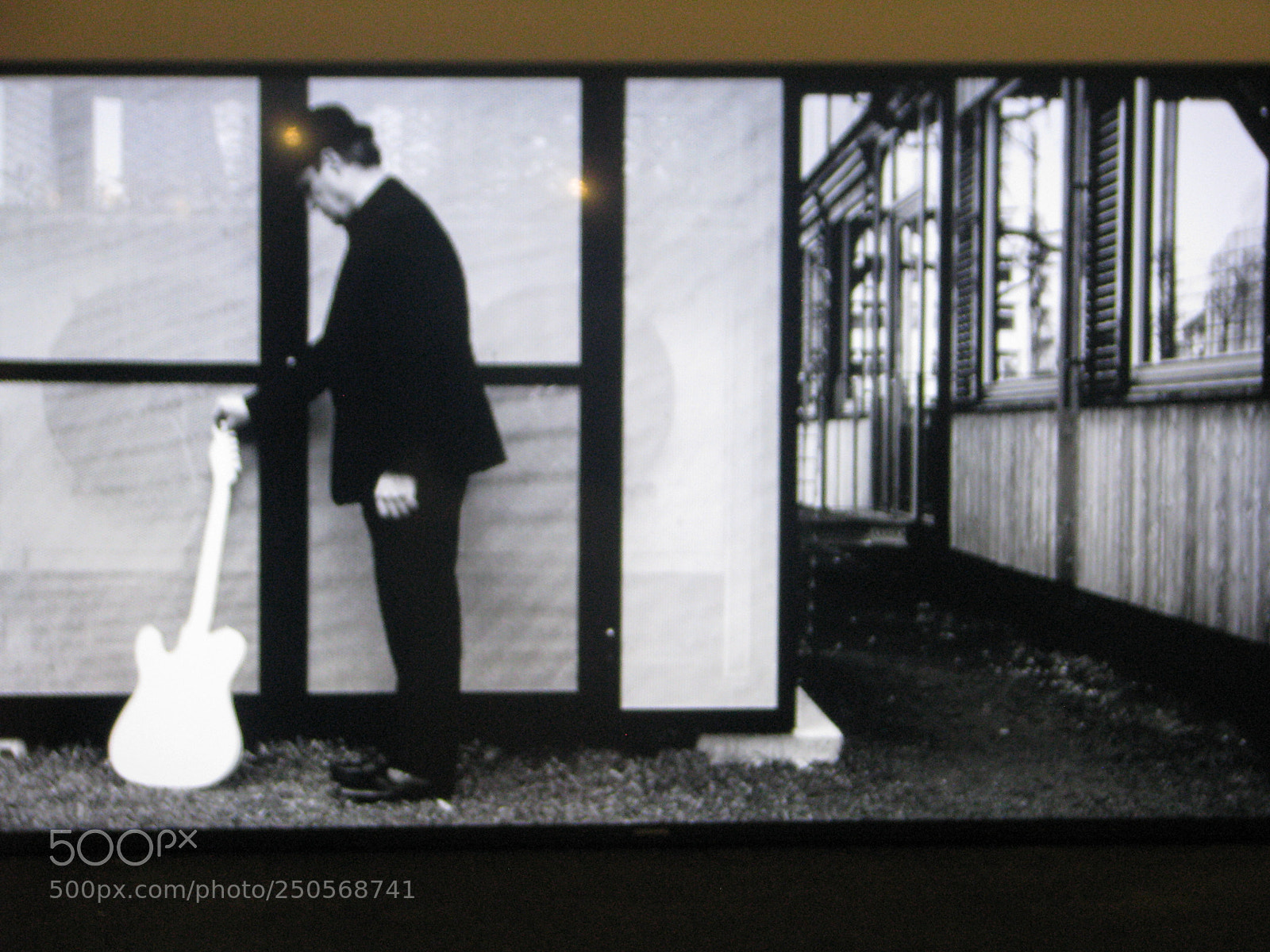 Canon POWERSHOT S5 IS sample photo. White guitar performance photography
