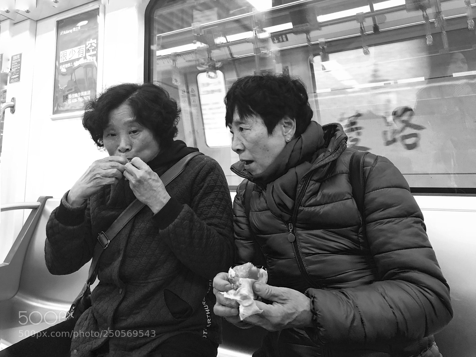 Apple iPhone X sample photo. “地铁上的人” photography