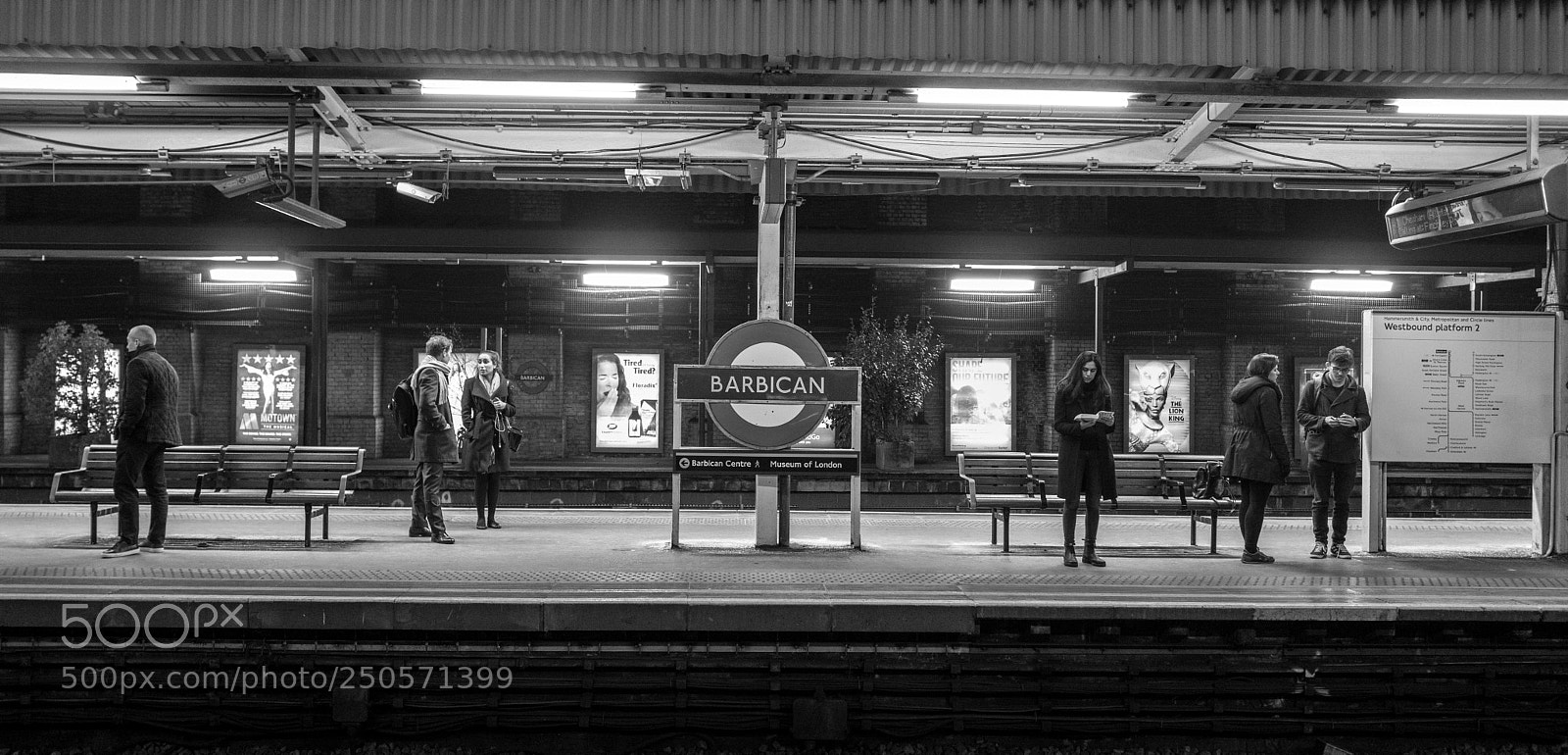 Leica Q (Typ 116) sample photo. Late night commuters. photography