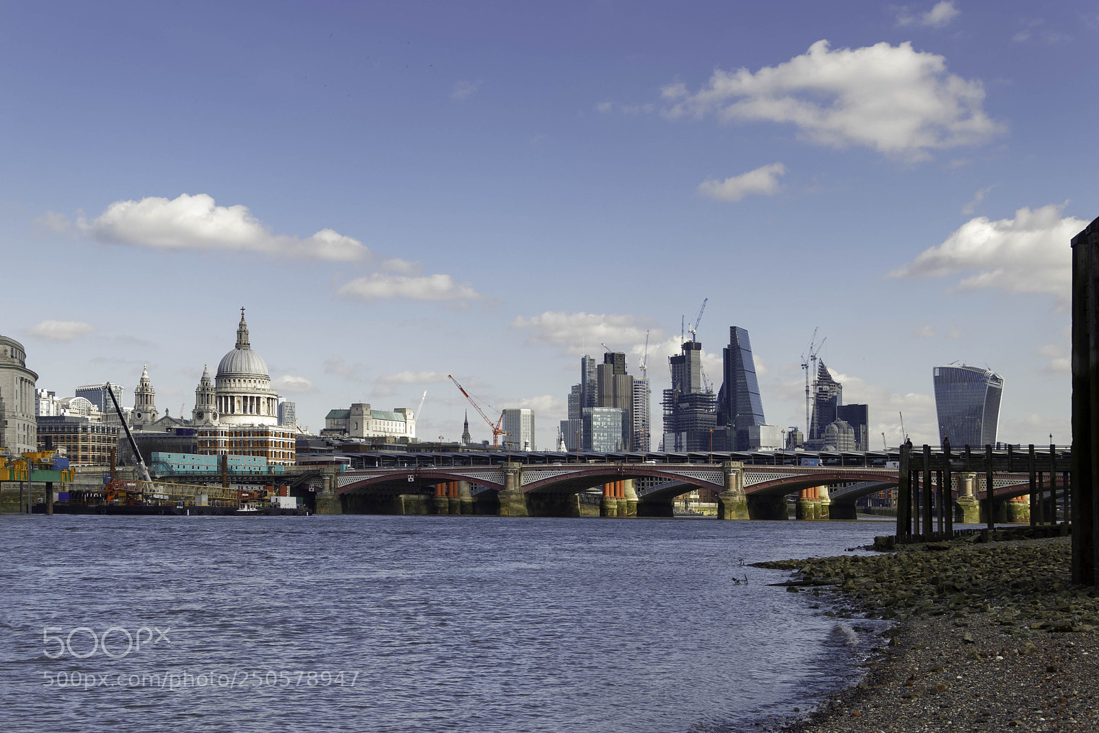 Canon EOS 77D (EOS 9000D / EOS 770D) sample photo. London uk - march photography