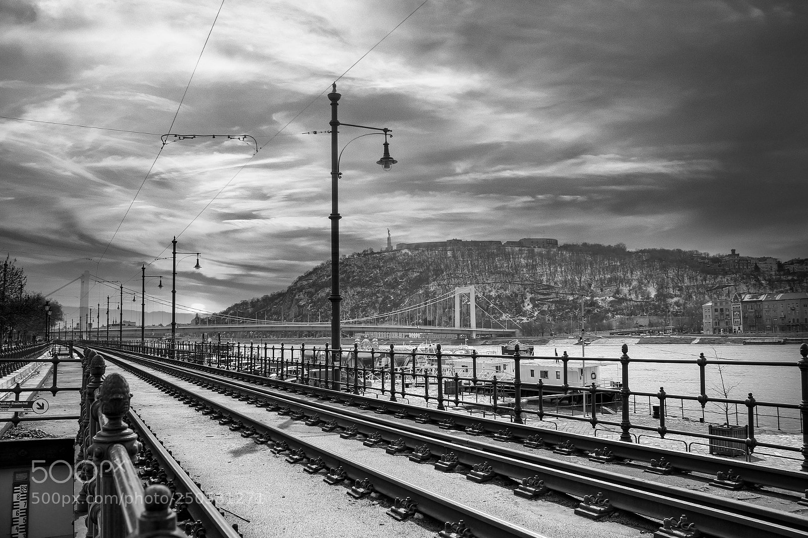 Canon EOS 550D (EOS Rebel T2i / EOS Kiss X4) sample photo. Budapest city early in photography