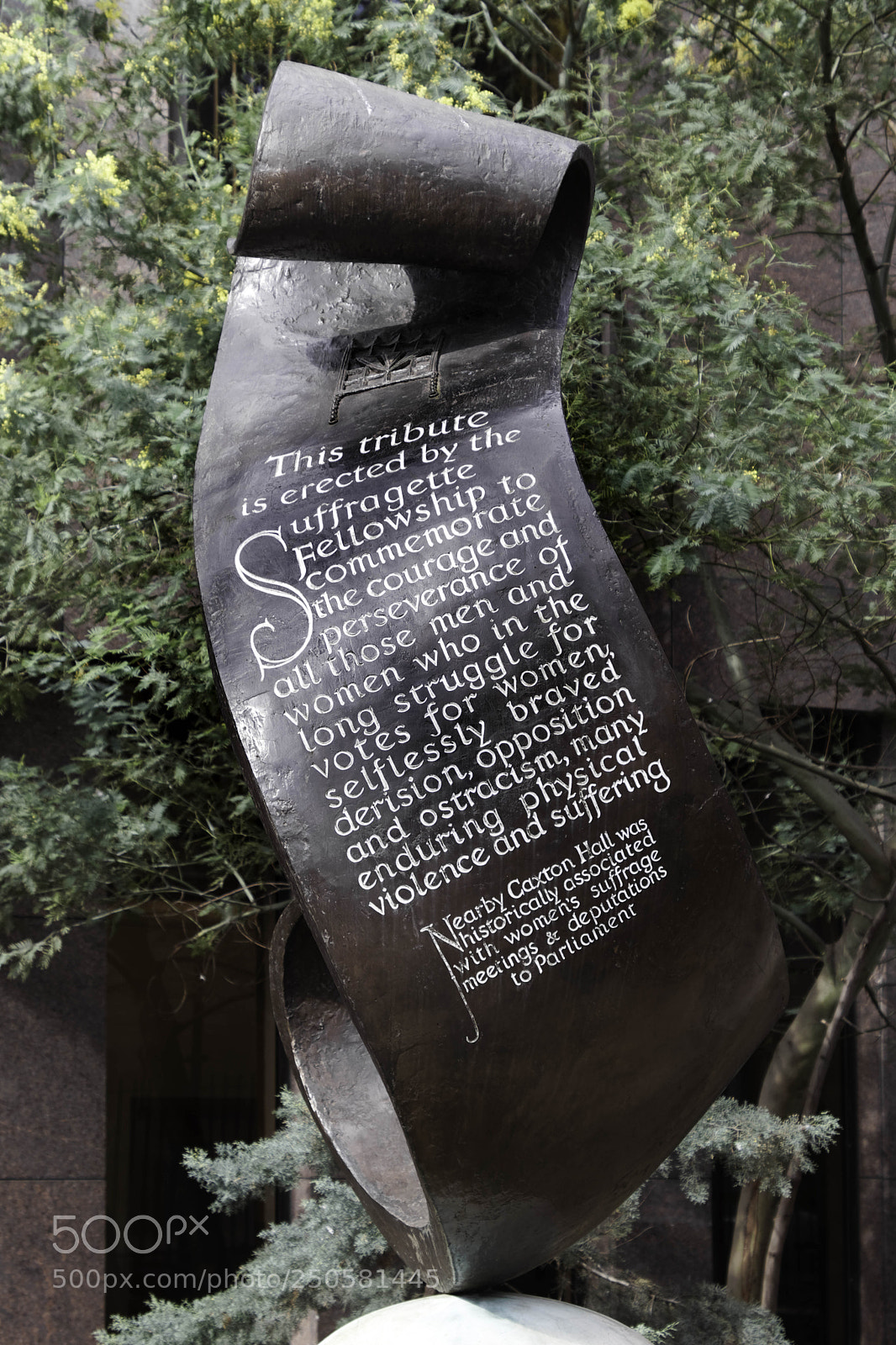 Canon EOS 77D (EOS 9000D / EOS 770D) sample photo. London uk - march photography