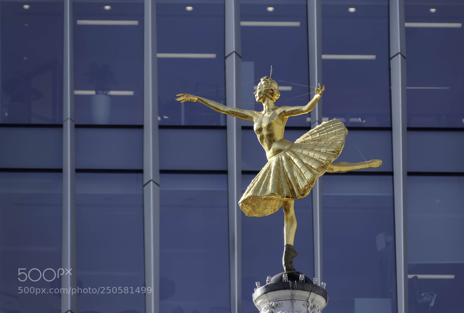 Canon EOS 77D (EOS 9000D / EOS 770D) sample photo. London uk - march photography