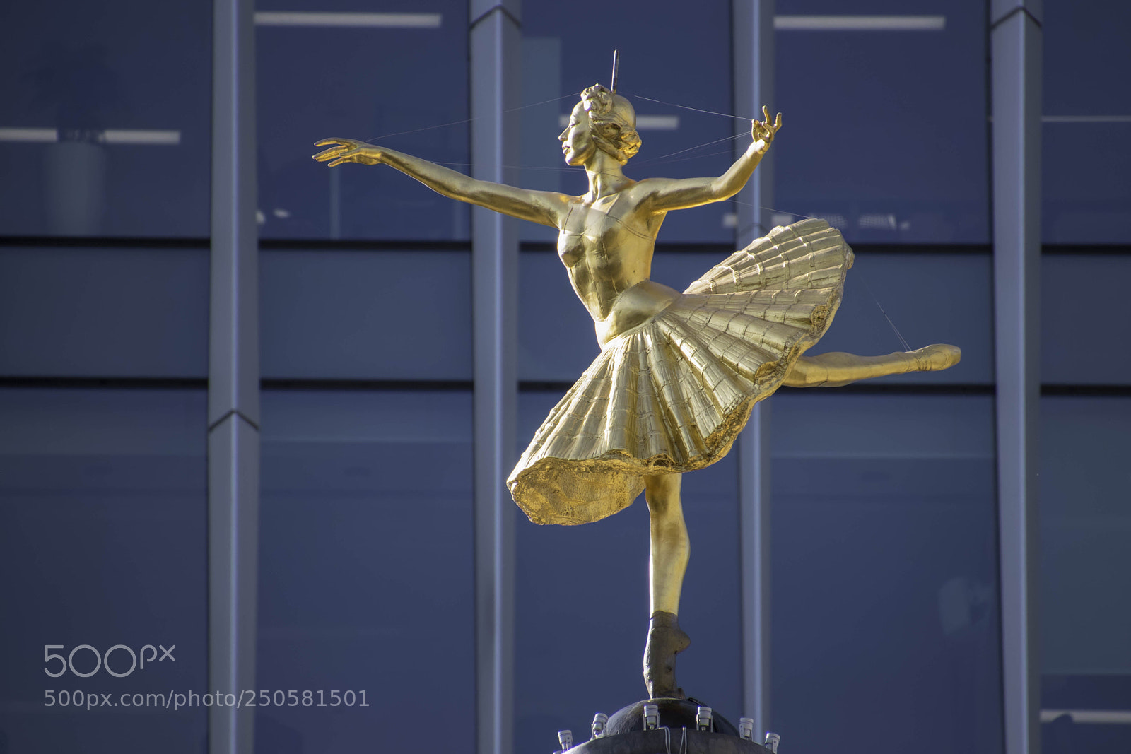 Canon EOS 77D (EOS 9000D / EOS 770D) sample photo. London uk - march photography