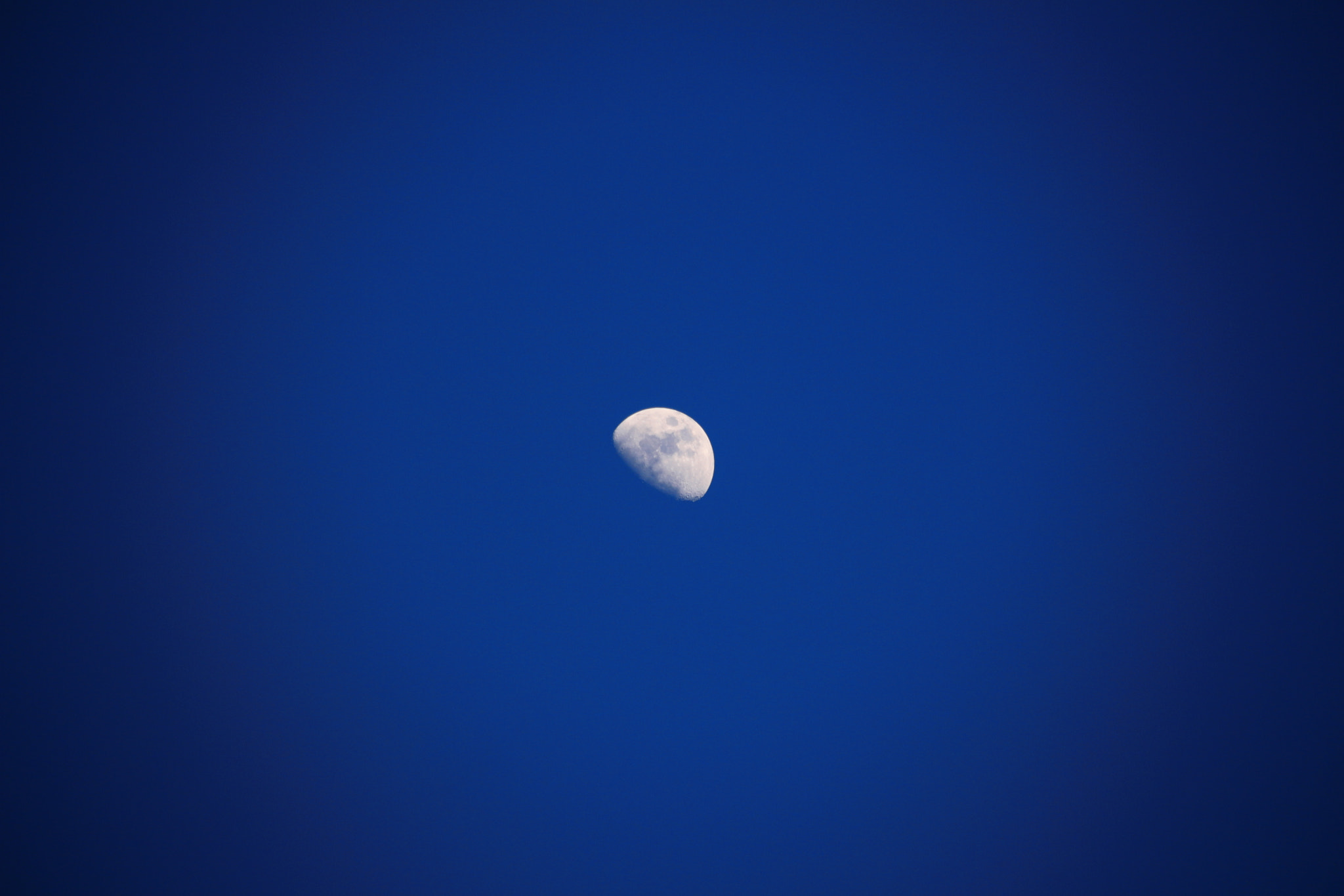 Canon EOS 700D (EOS Rebel T5i / EOS Kiss X7i) + Canon TS-E 90mm F2.8 Tilt-Shift sample photo. To the moon photography