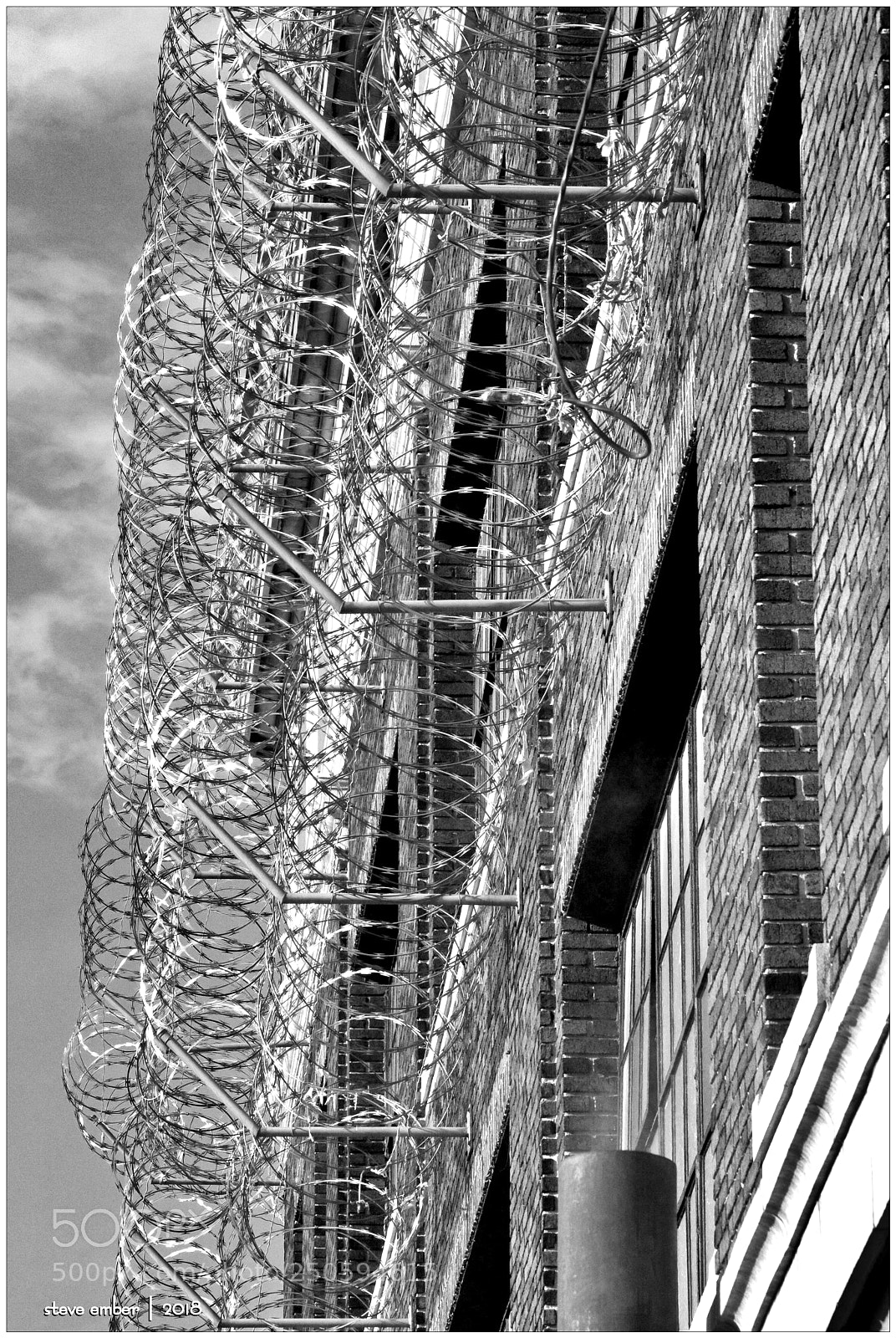 Canon EOS 40D sample photo. Old brick and razor photography