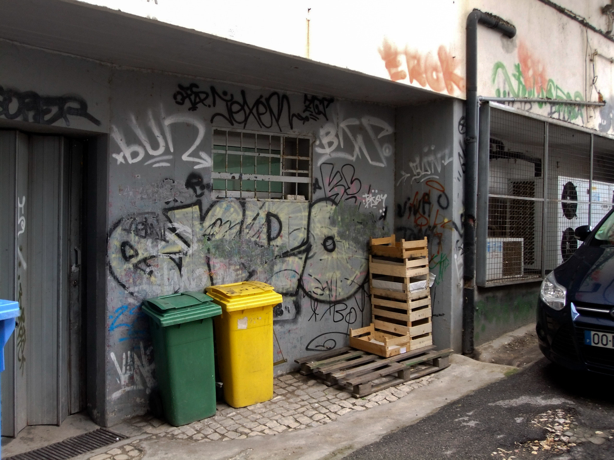 FujiFilm FinePix Z800EXR (FinePix Z808EXR) sample photo. Alleyway photography