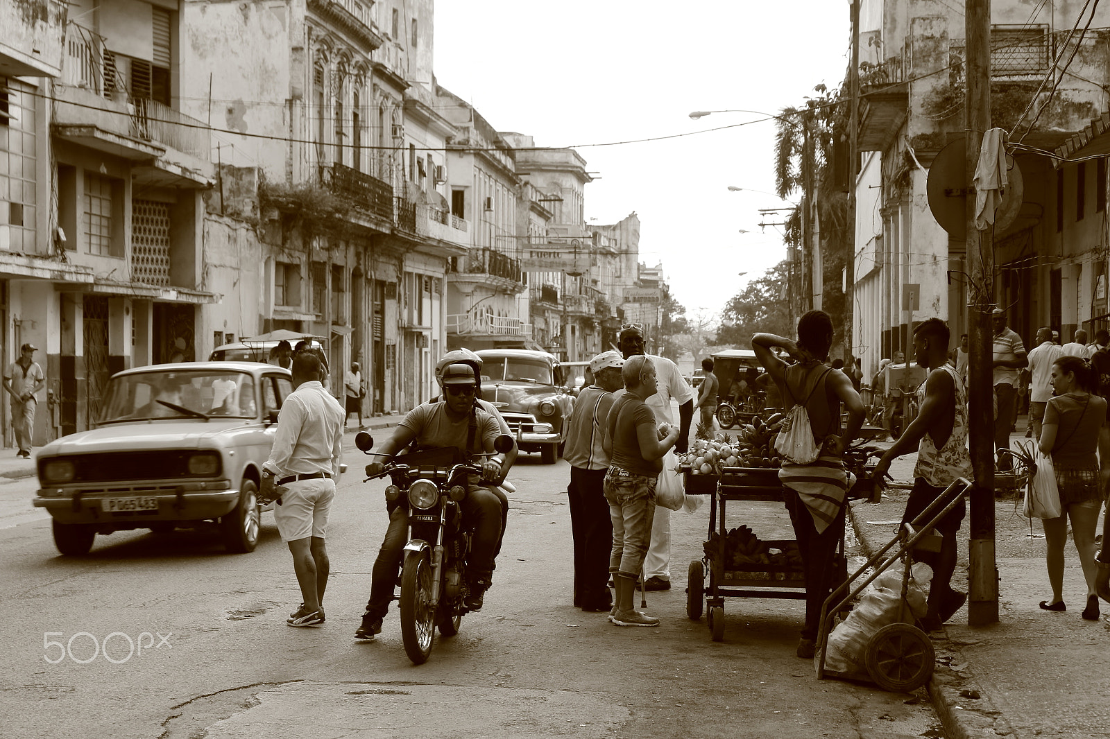 Canon EF-S 15-85mm F3.5-5.6 IS USM sample photo. Cuban street market photography