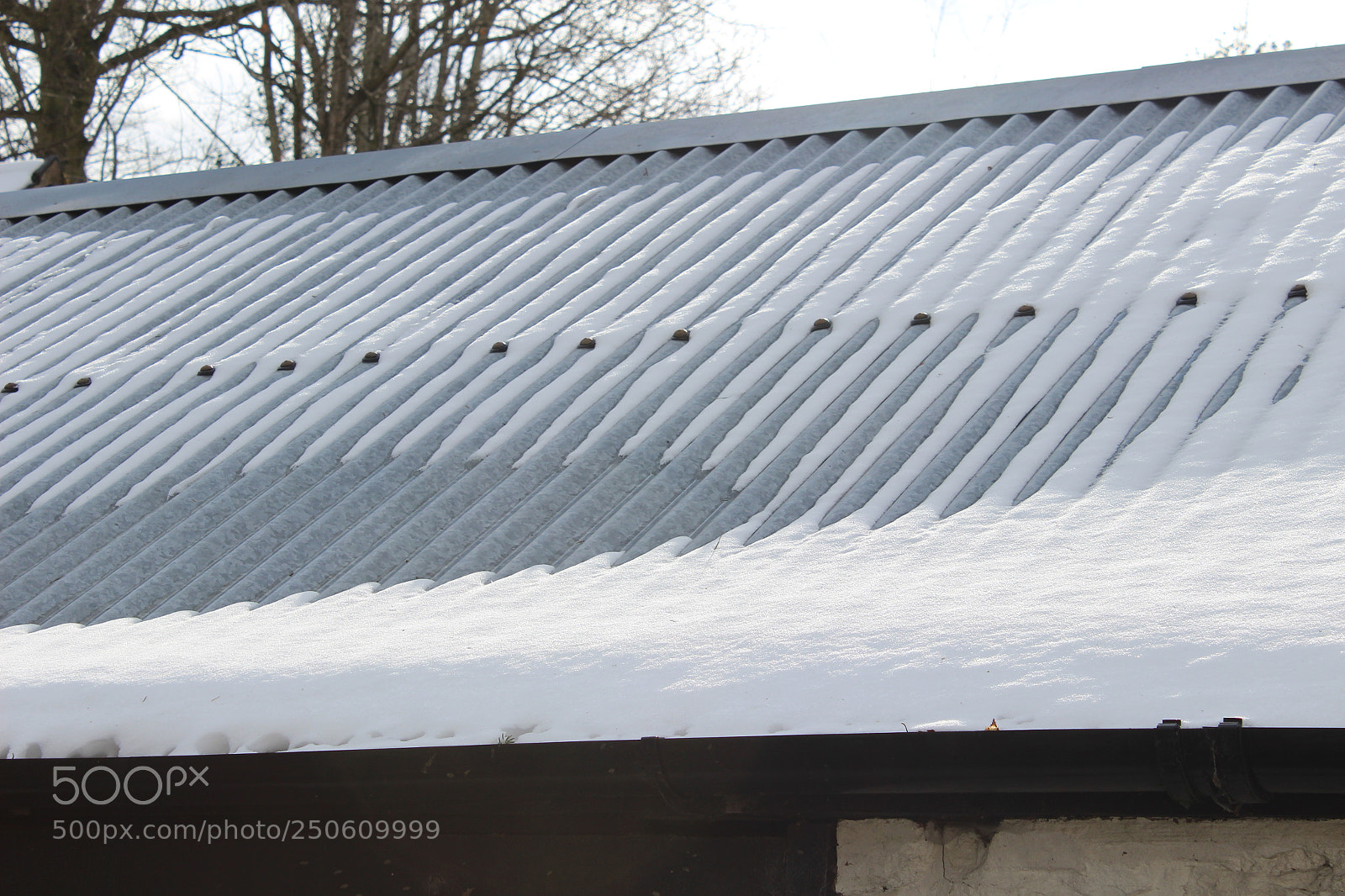Canon EOS 100D (EOS Rebel SL1 / EOS Kiss X7) sample photo. Snowy roof photography