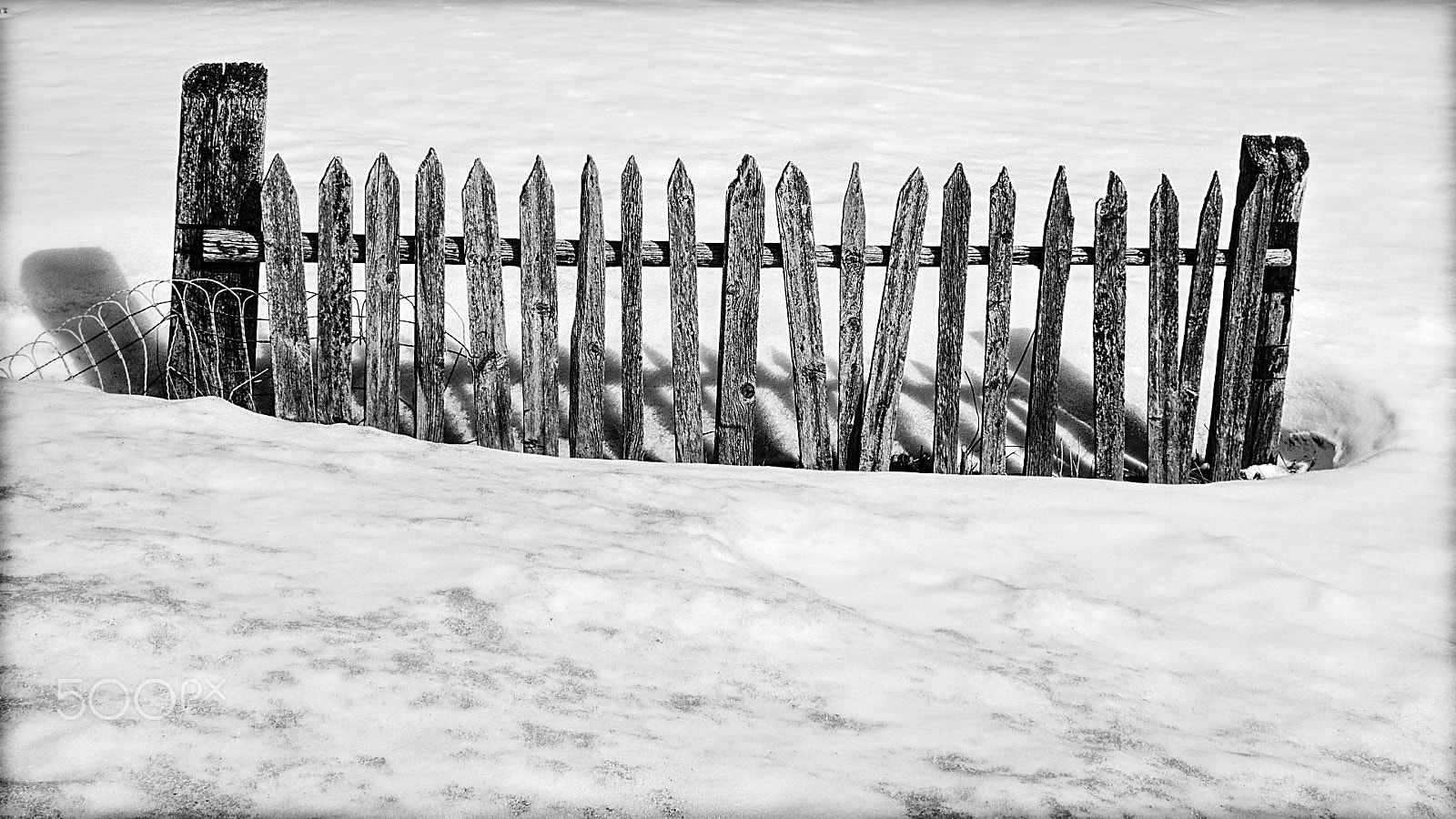 Canon EOS 650D (EOS Rebel T4i / EOS Kiss X6i) sample photo. Fence in the snow photography