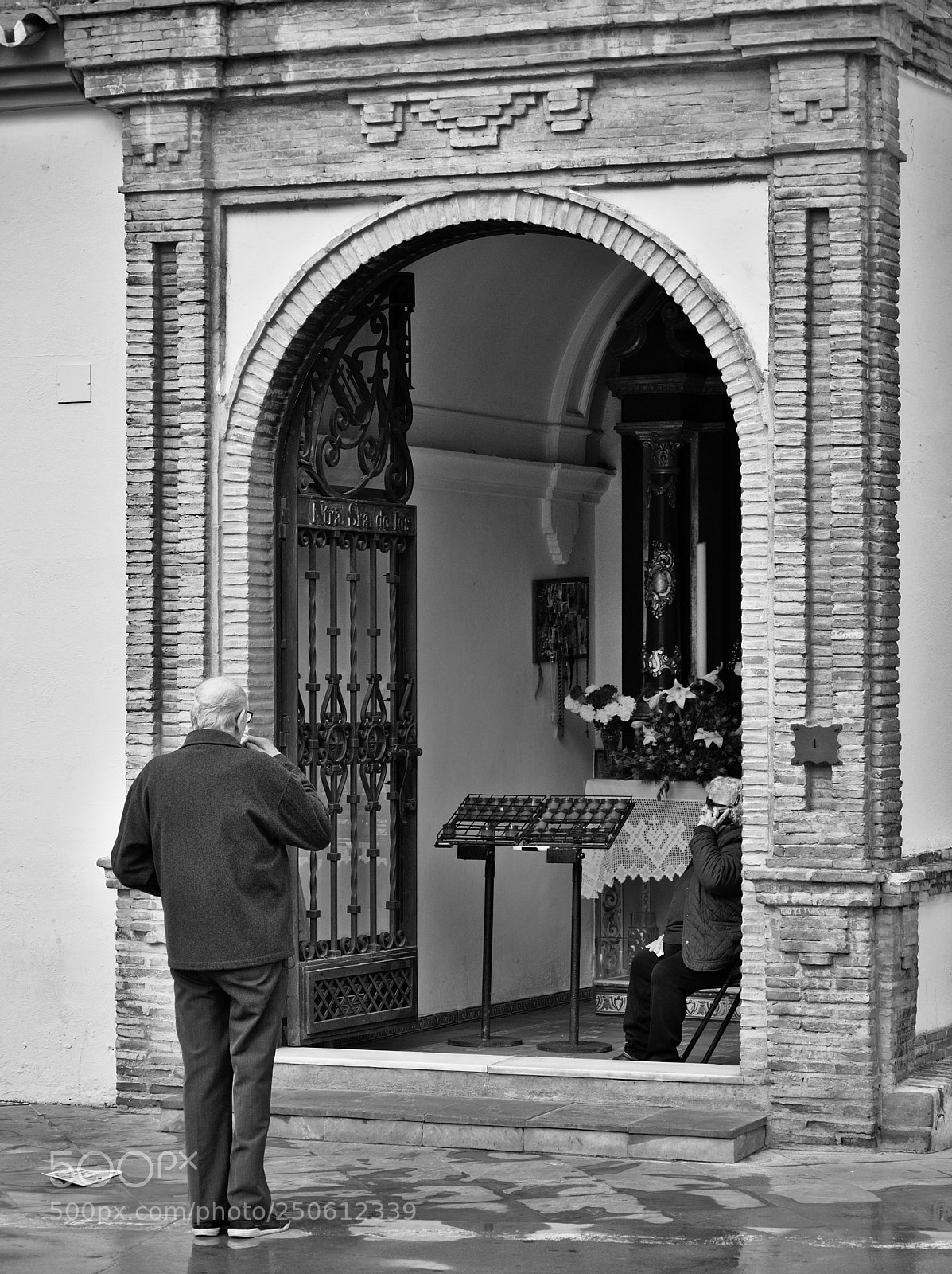 Olympus OM-D E-M10 II sample photo. Hablando con dios photography