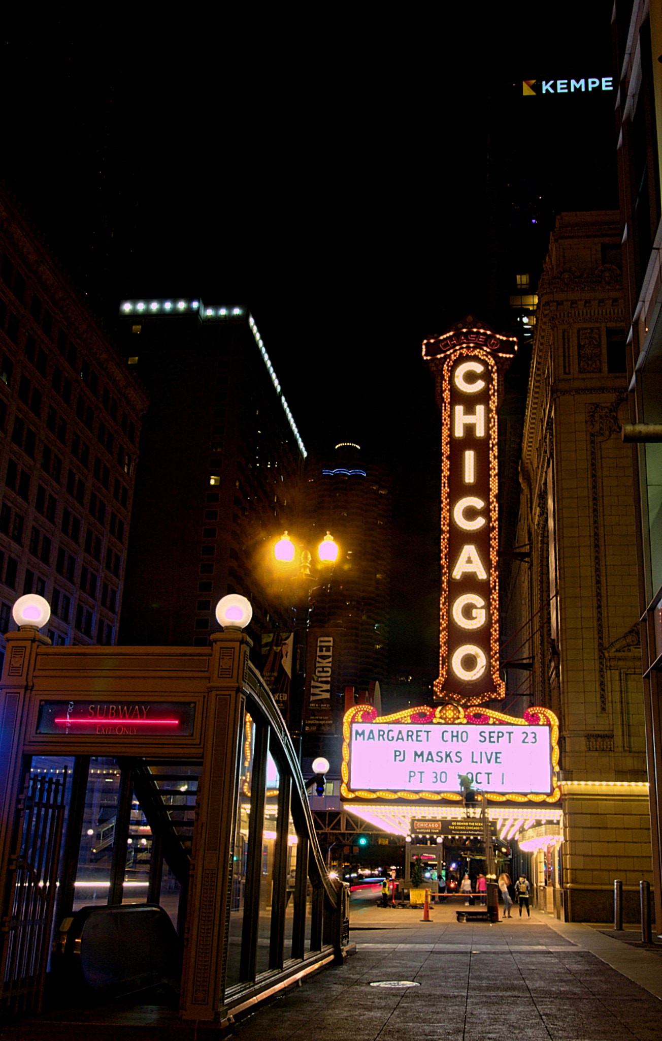 Canon EOS 550D (EOS Rebel T2i / EOS Kiss X4) sample photo. Chicago sign subway photography
