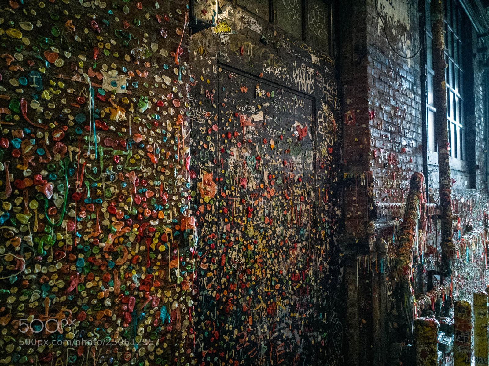 HUAWEI Mate 10 Pro sample photo. Gum wall photography