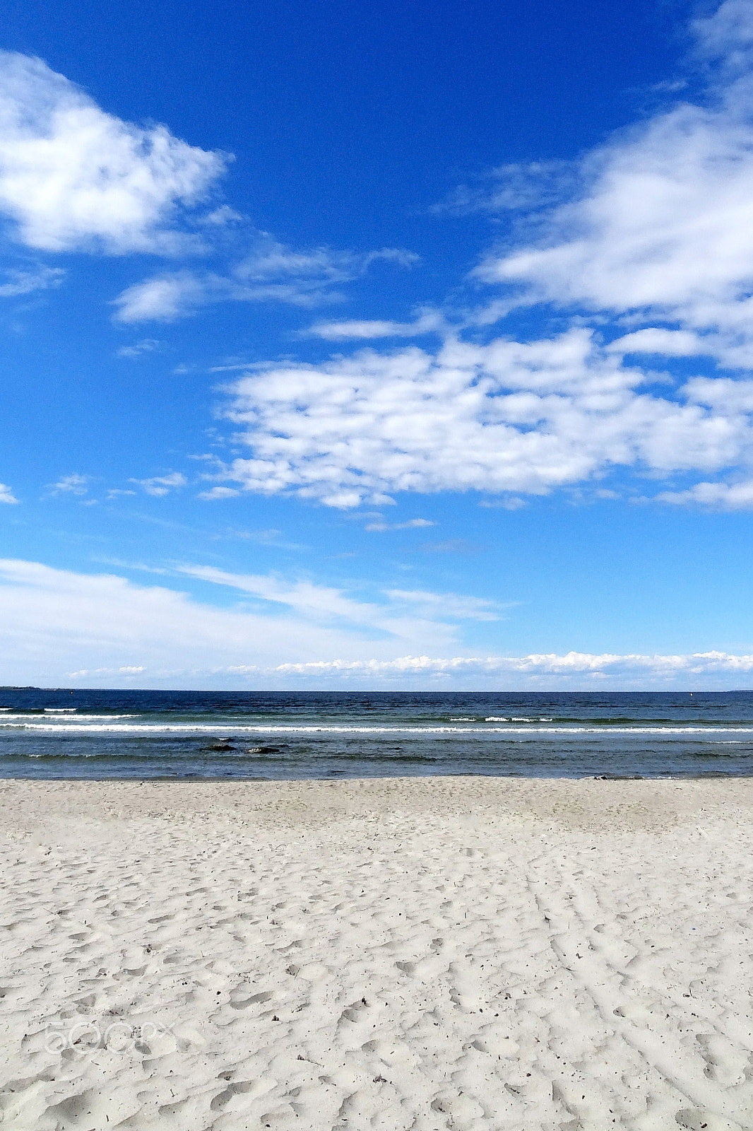 Sony Cyber-shot DSC-HX10V sample photo. The sea is divided by a sandy beach with a beautiful view of the sky, the background photography