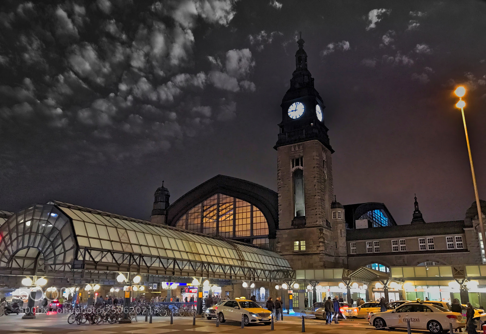 Apple iPhone 7 Plus sample photo. Hamburg main station photography
