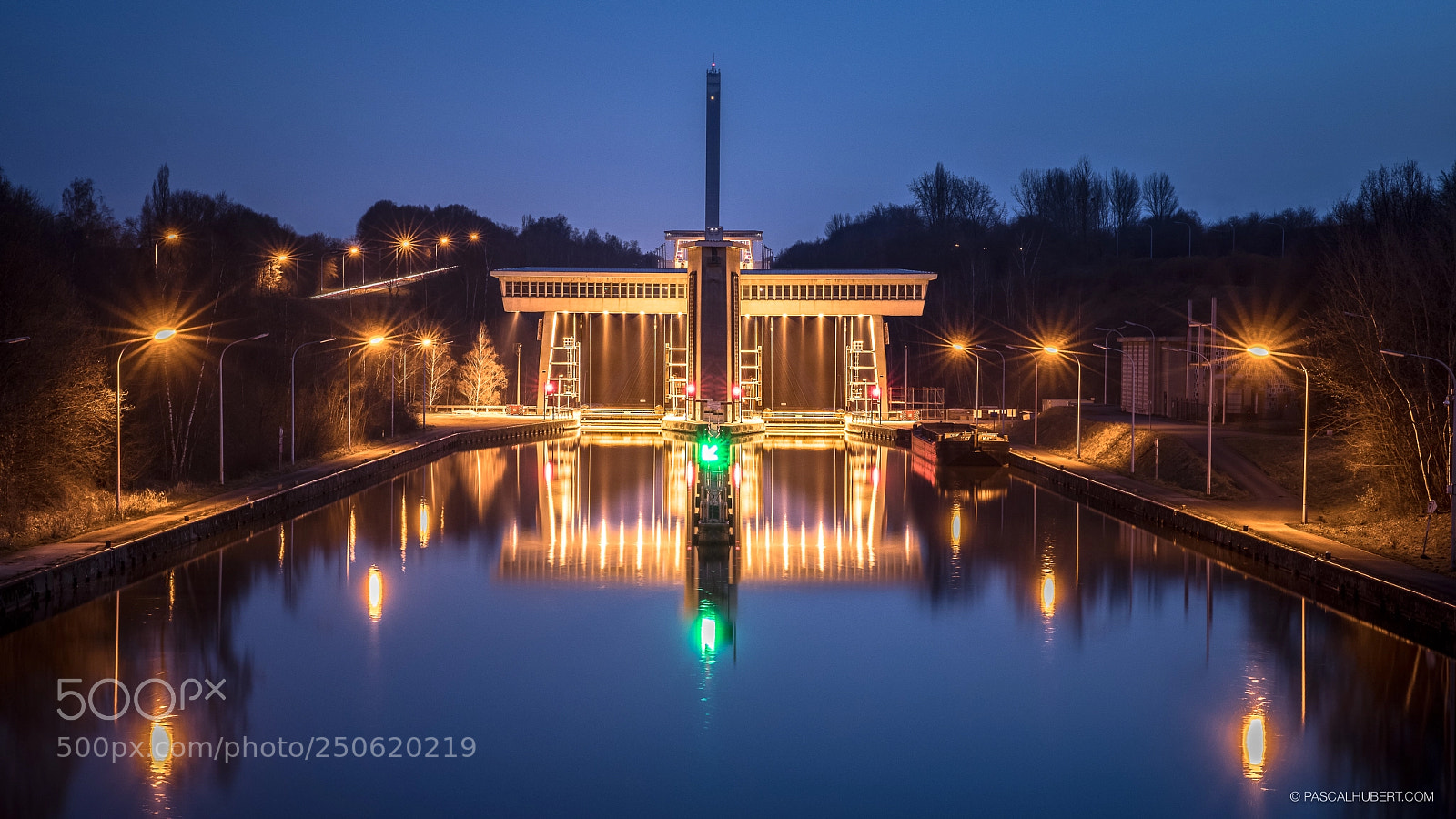 Canon EOS 5D Mark IV sample photo. Elevator for canal boats photography