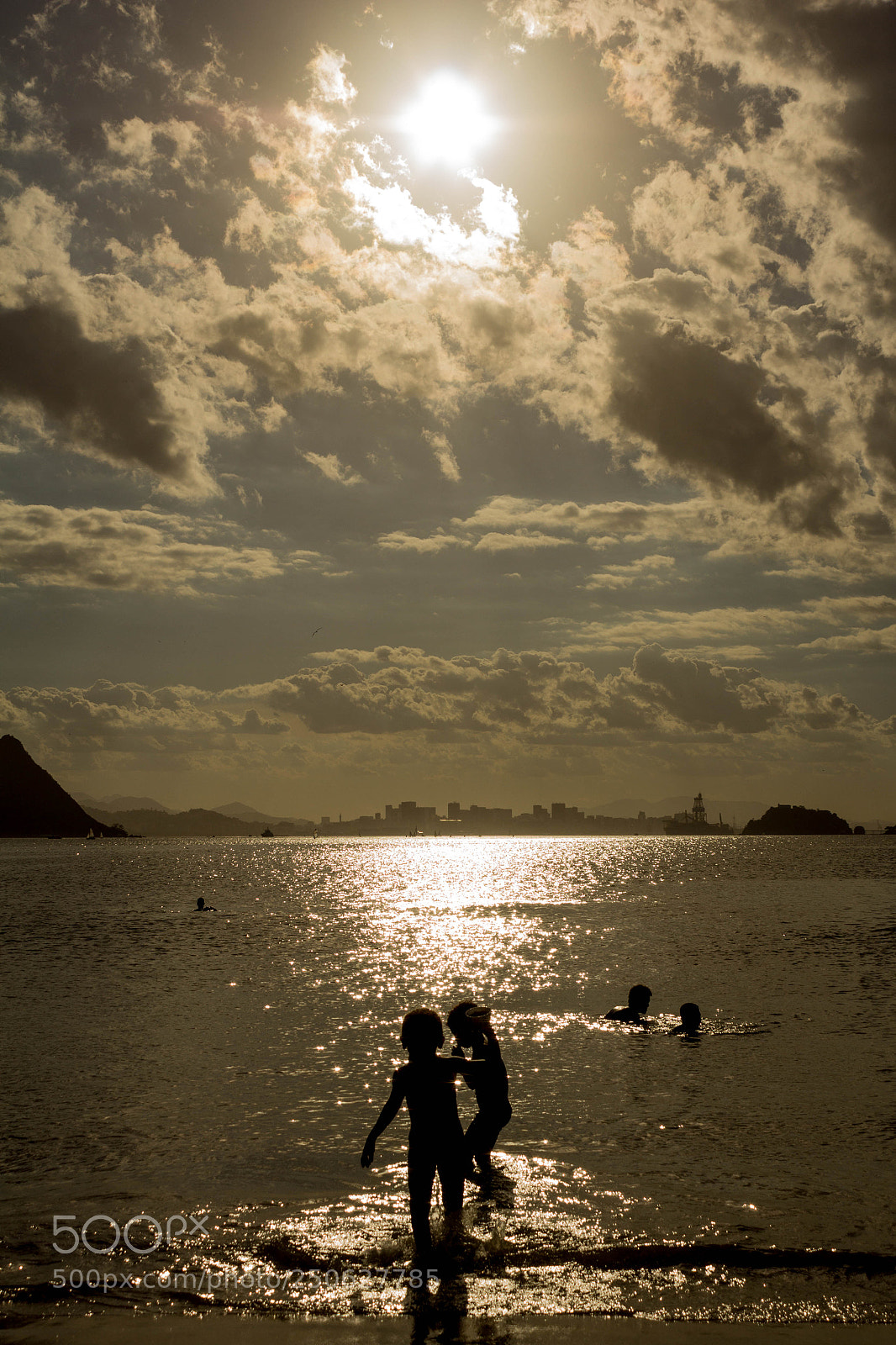 Canon EOS 60D sample photo. Bricando na praia photography