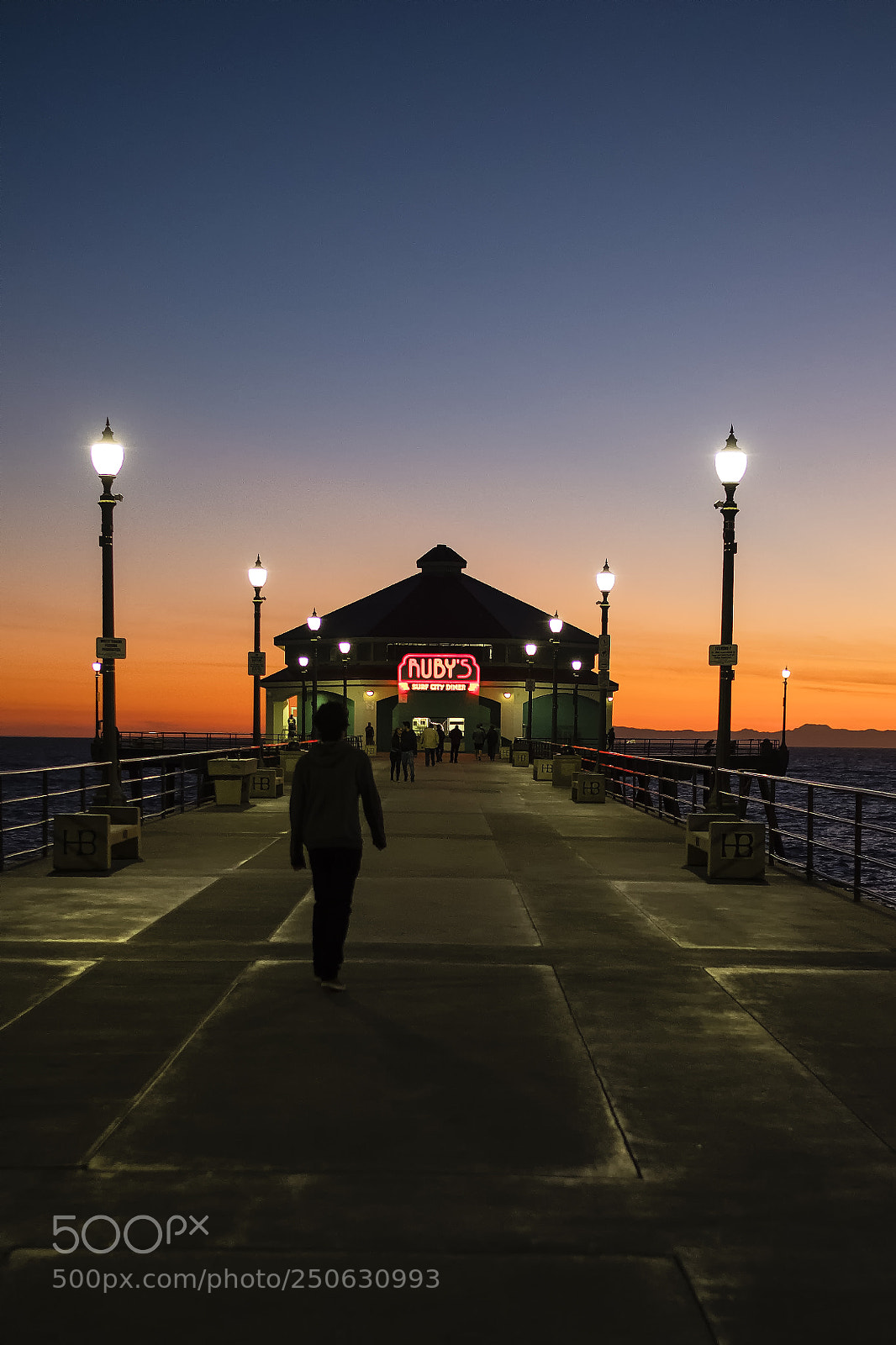 Fujifilm X-T2 sample photo. Ruby's diner, huntington beach photography