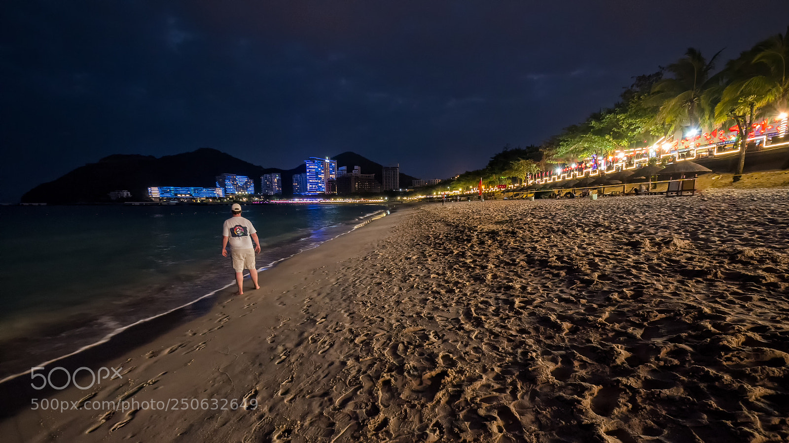 Panasonic Lumix DC-G9 sample photo. Sanya beach walk photography