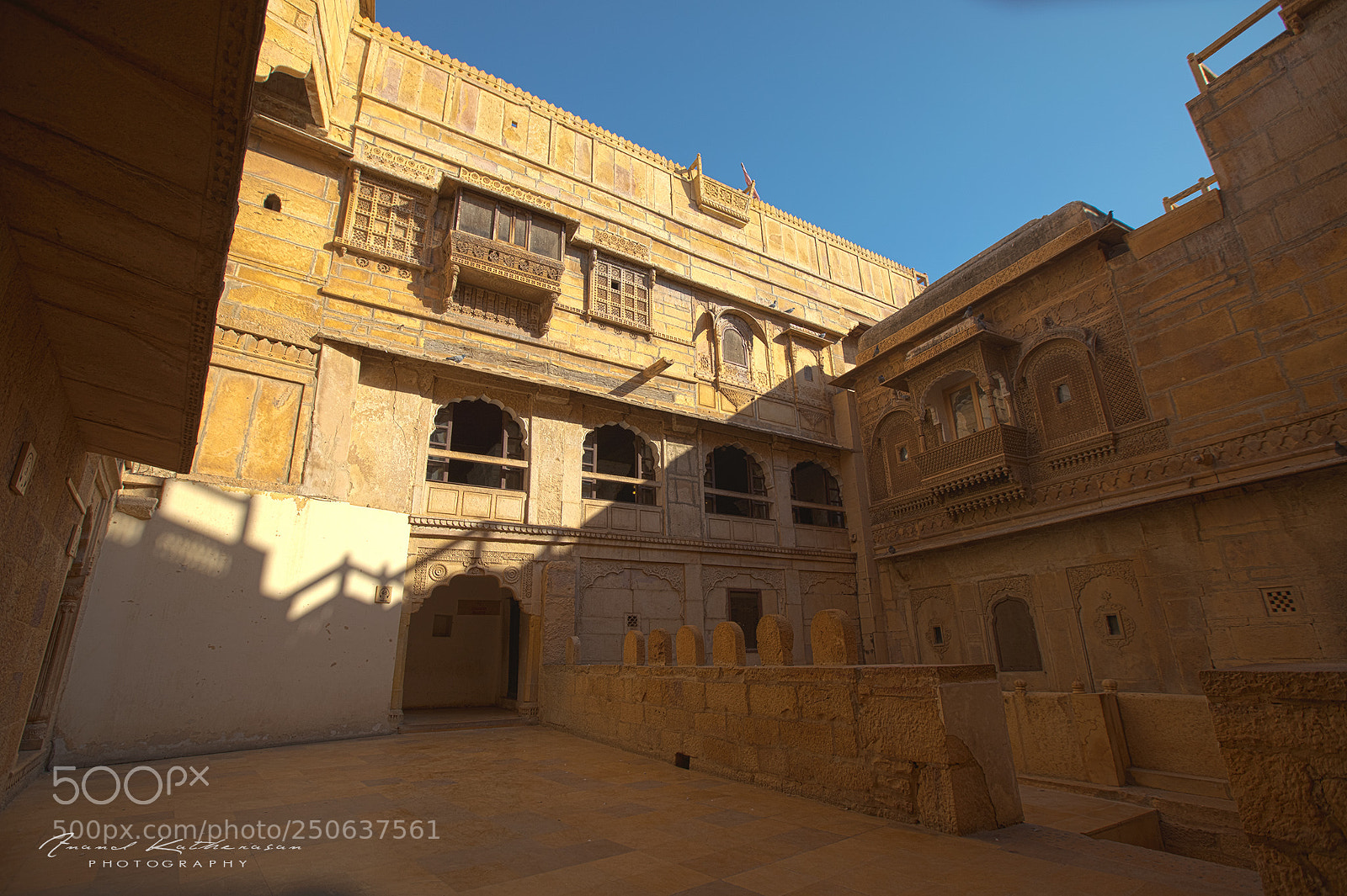 Canon EOS 5D Mark IV sample photo. Between shadows and highlight photography