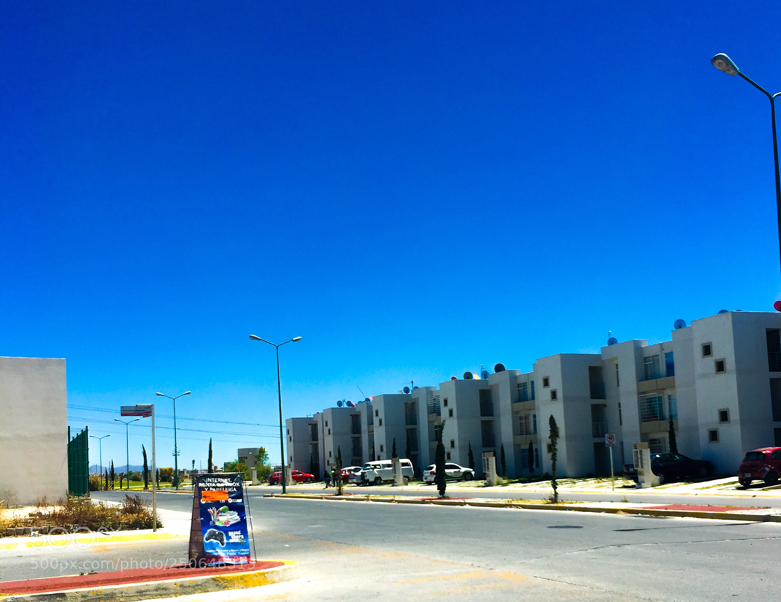 Apple iPhone SE sample photo. Cielo azul photography