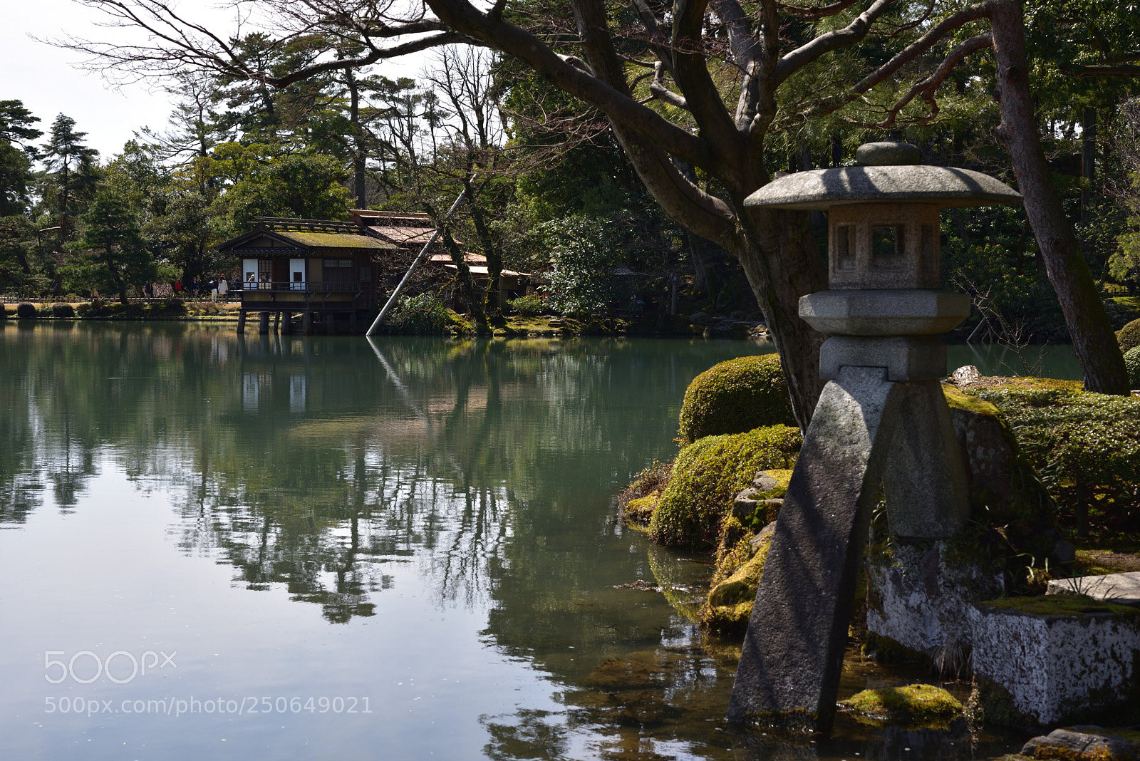 Nikon AF-S Micro-Nikkor 60mm F2.8G ED sample photo. ことじ灯籠と内橋亭 兼六園 金沢 photography
