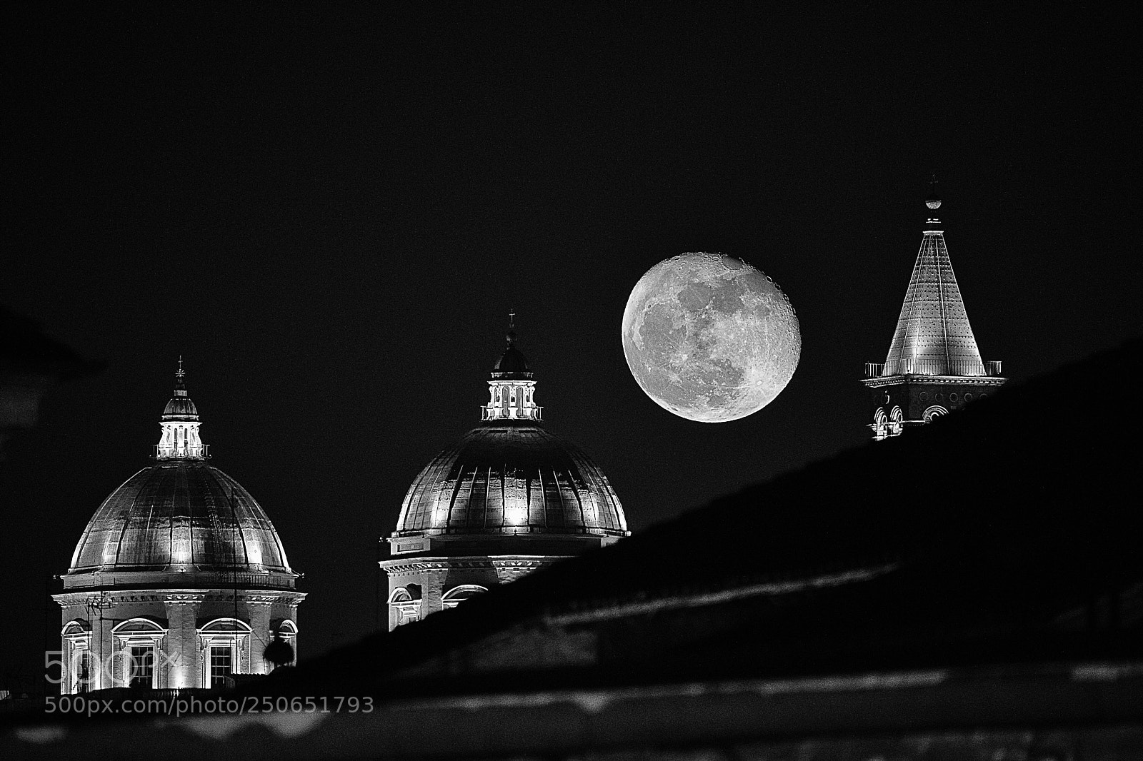 Canon EOS 5D Mark IV sample photo. Moon above santa maria photography