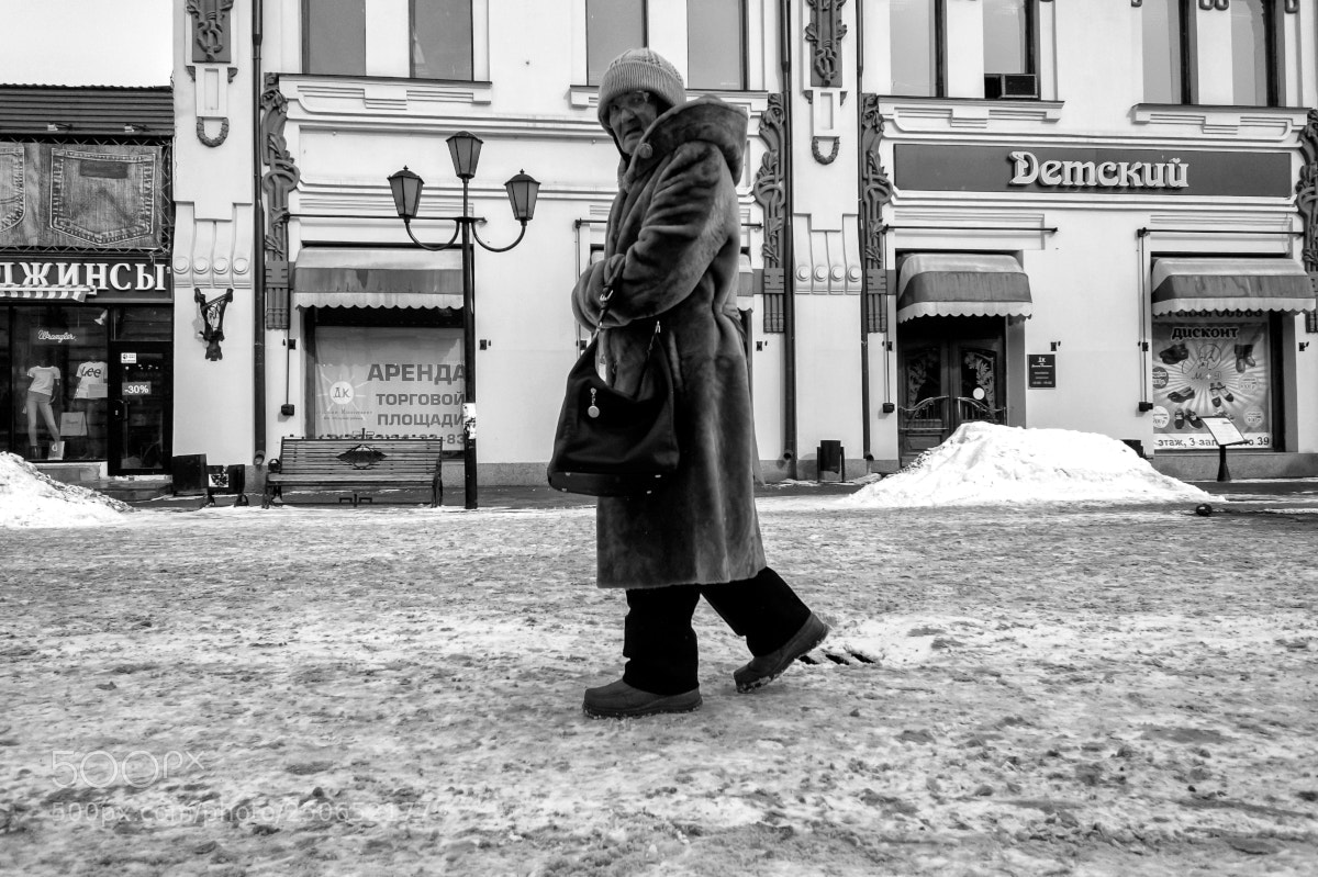 Sony Alpha NEX-5 sample photo. взглянула, как рублём одарила. photography