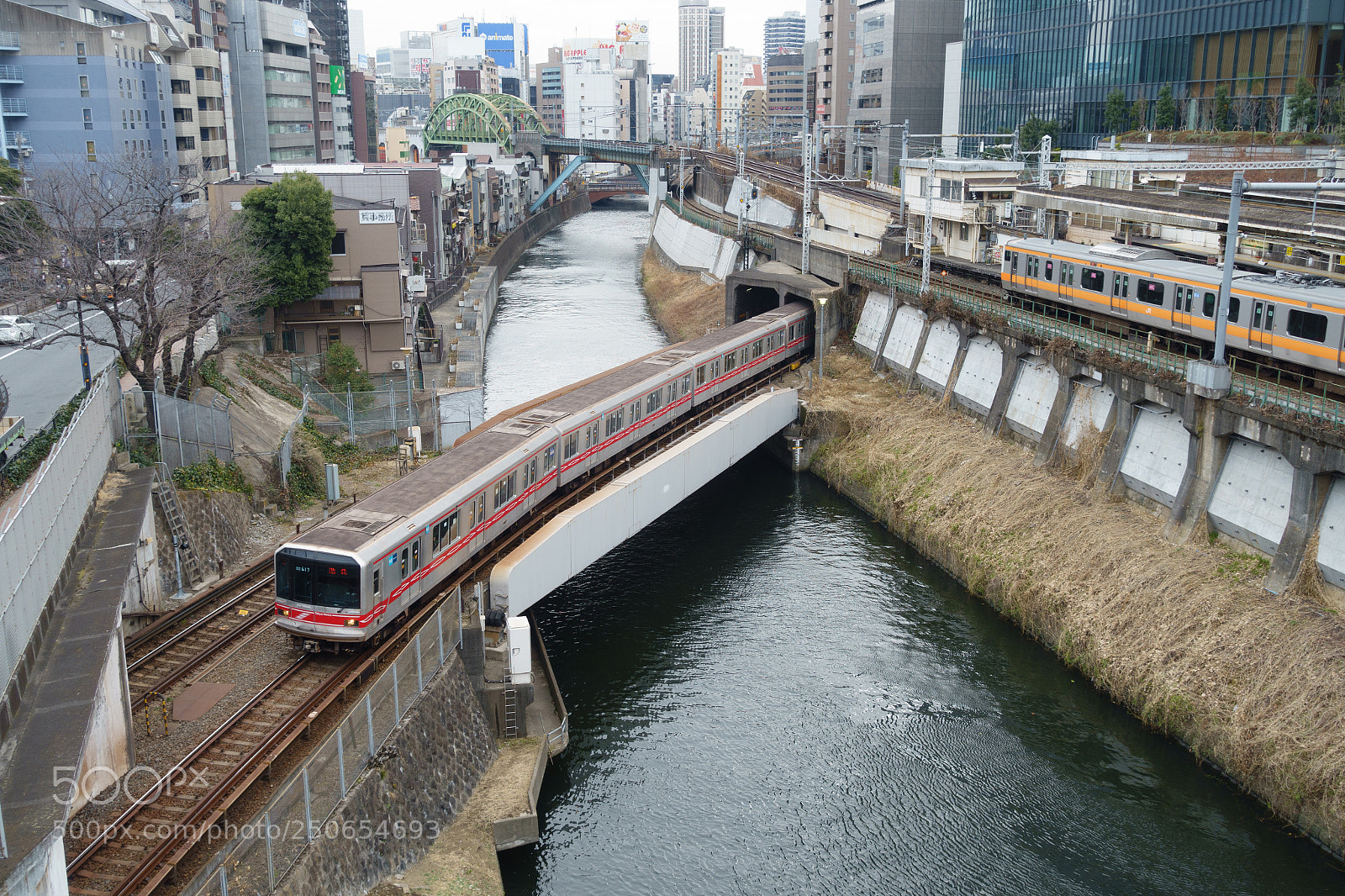 Sony Cyber-shot DSC-RX100 III sample photo. Crossing photography