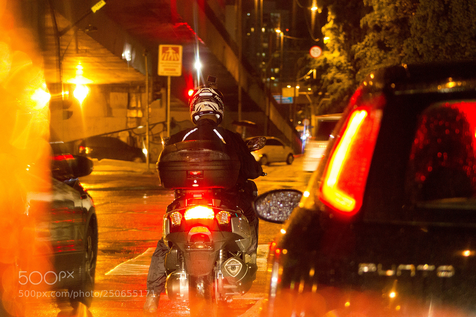 Canon EOS 550D (EOS Rebel T2i / EOS Kiss X4) sample photo. Raining in s o photography