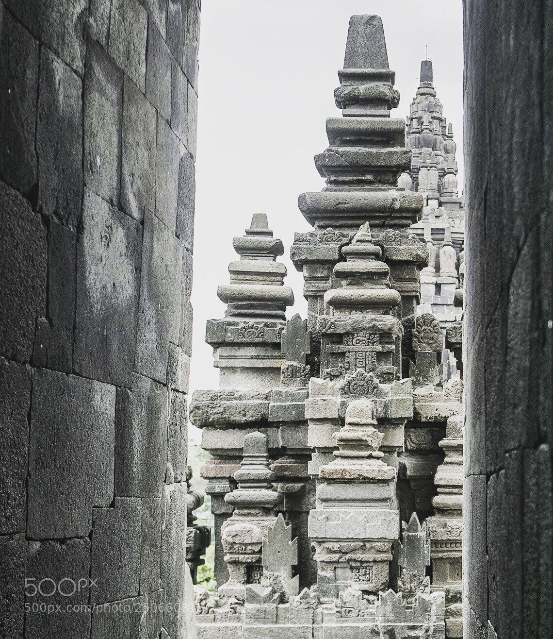Canon EOS 5D Mark IV sample photo. Looking through - prambanan photography