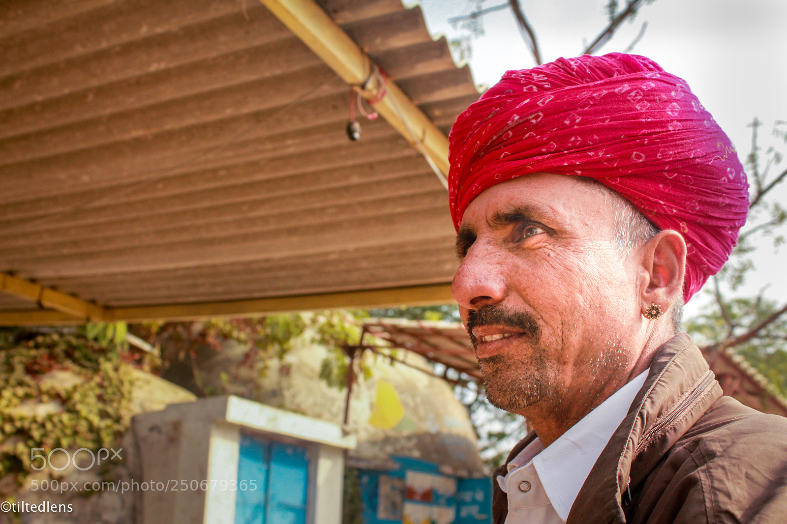 Canon EOS 550D (EOS Rebel T2i / EOS Kiss X4) sample photo. Red turban photography