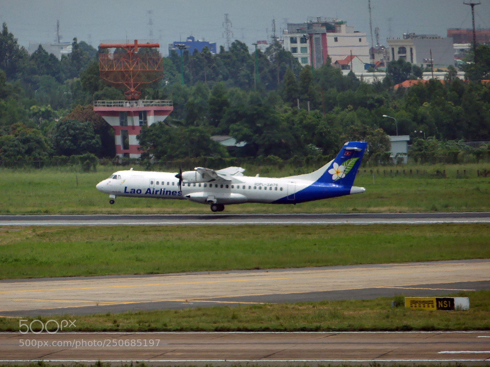 Panasonic Lumix DMC-FZ300 sample photo. Landing photography