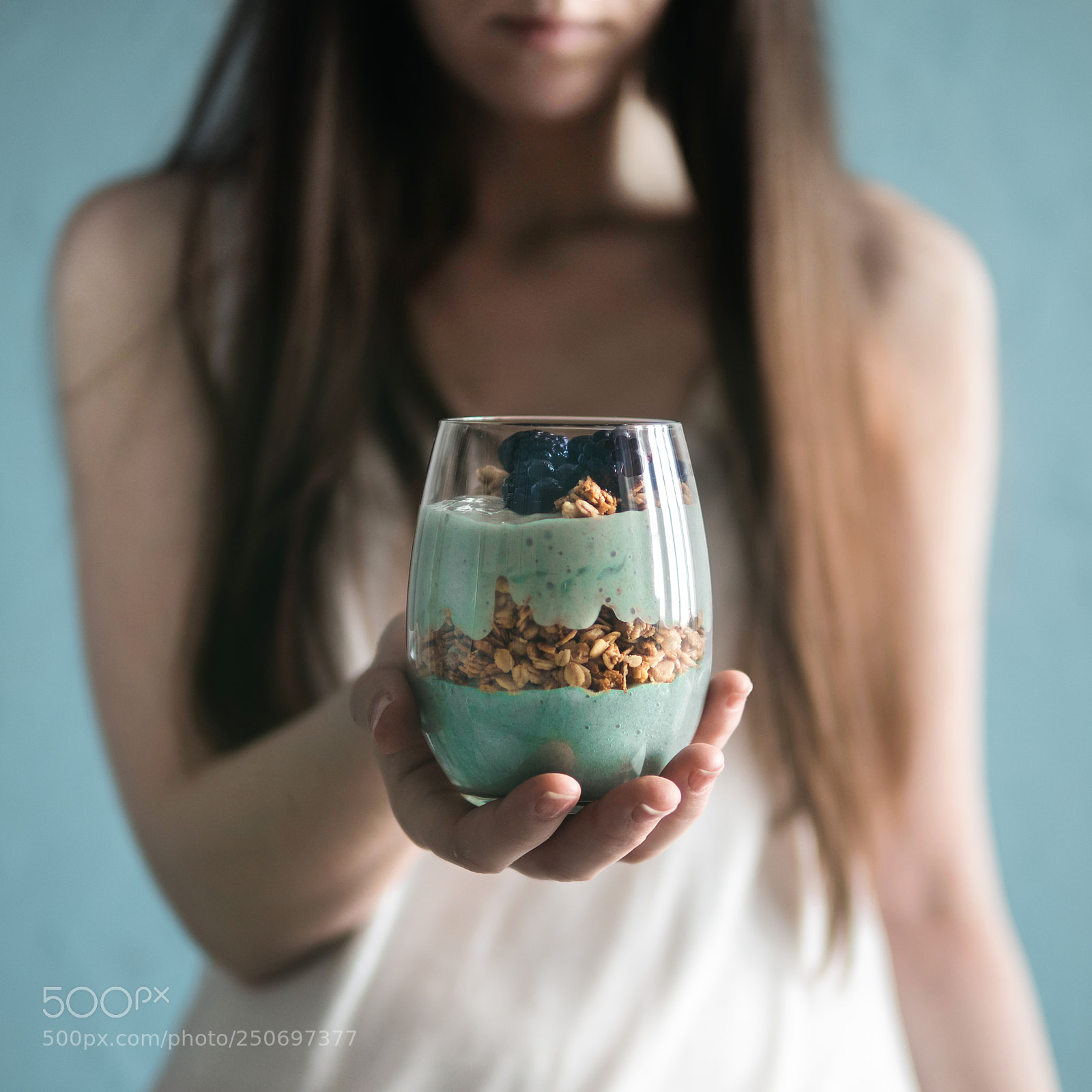 Olympus OM-D E-M5 II sample photo. Spirulina smoothie and granola photography