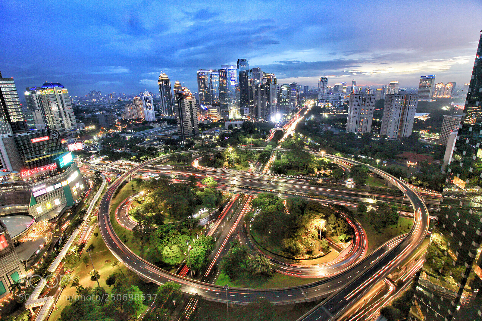Canon EOS 100D (EOS Rebel SL1 / EOS Kiss X7) sample photo. Jakarta cityscape - bundaran photography