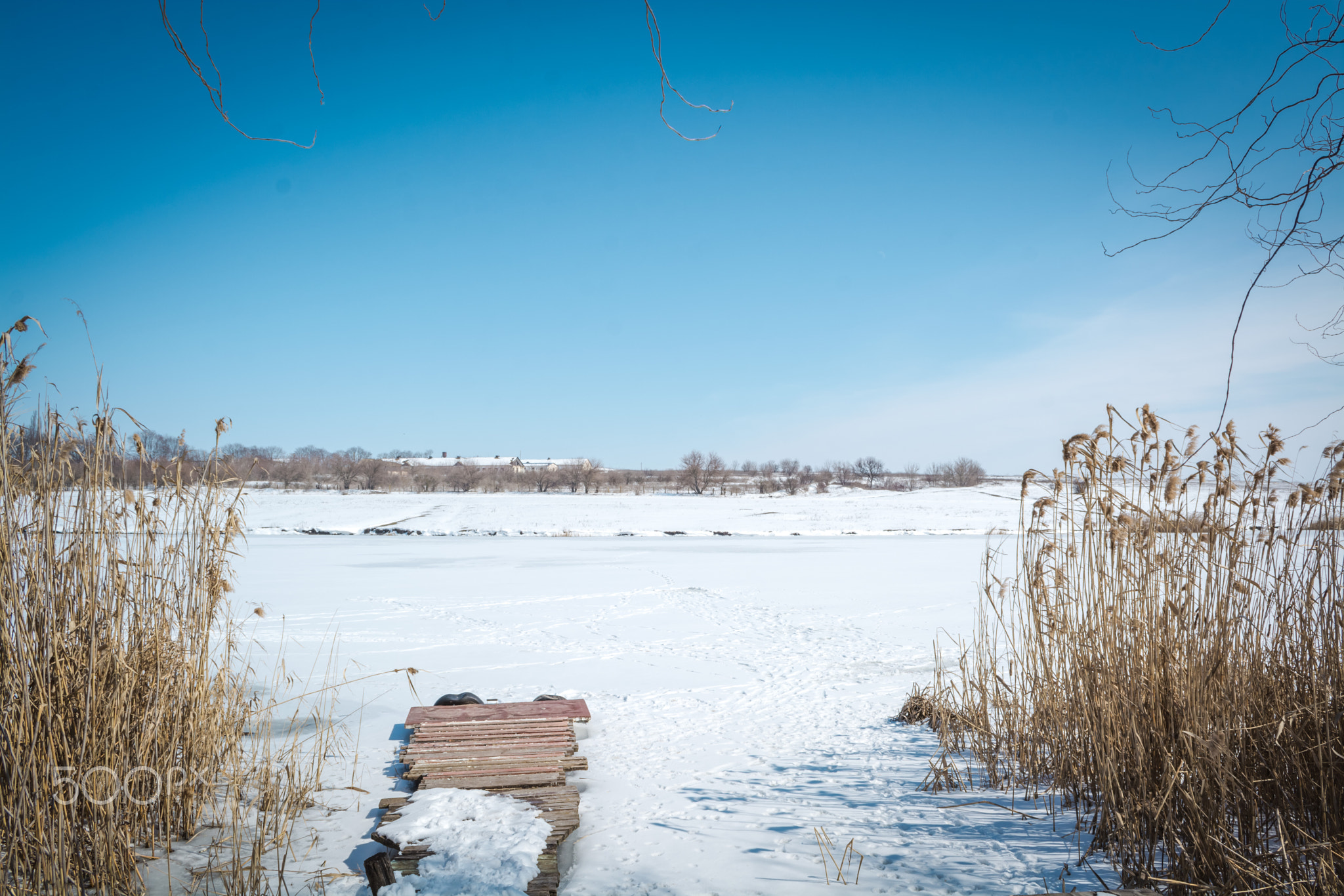 Засніжений ставок... / Snow-covered pond...