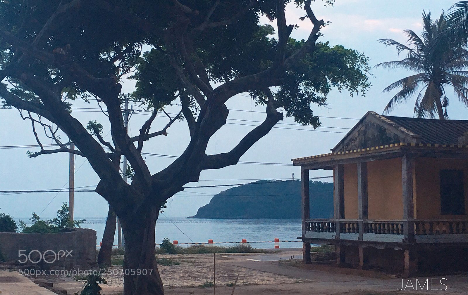 Apple iPhone 6s Plus sample photo. 时光在这里就是摆设。80年代的宾馆—涠洲岛 photography